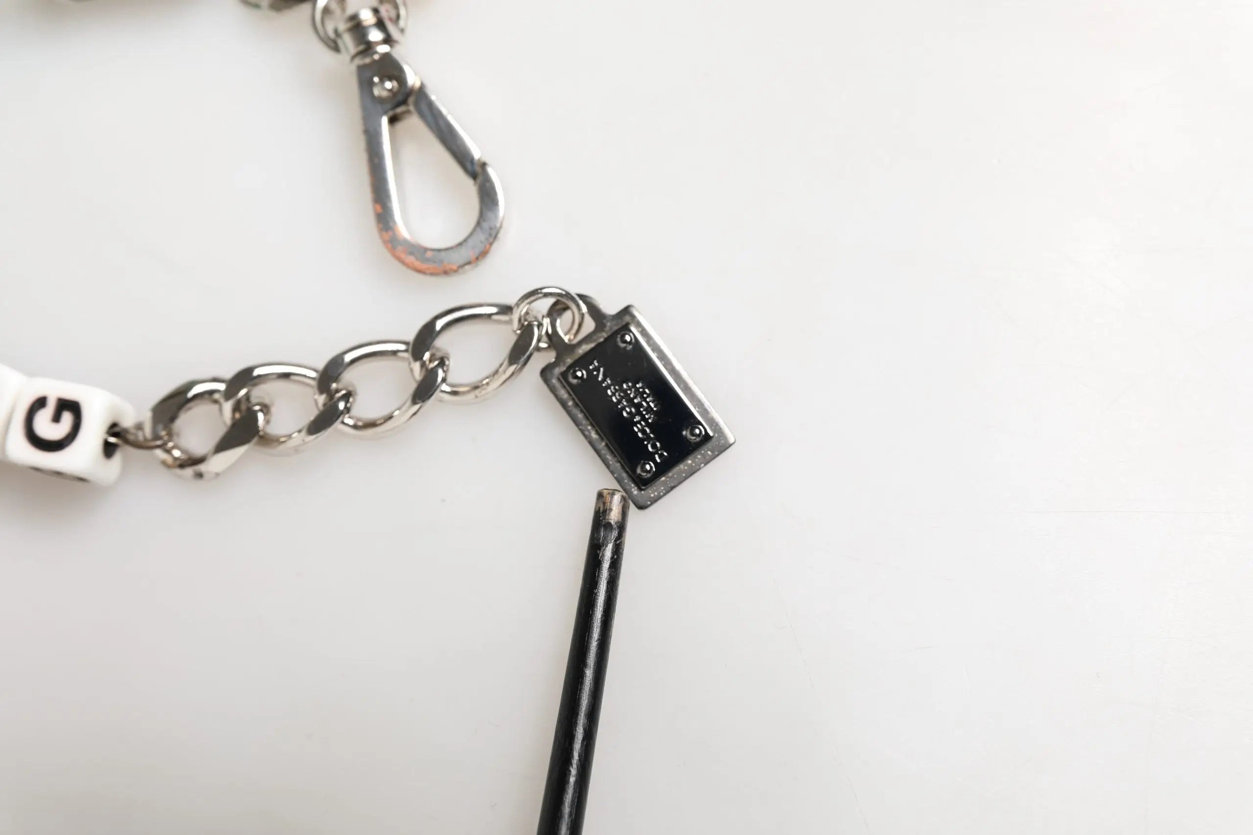 Bracelet chaîne en laiton argenté dolce et gabbana avec pendentif rectangle à logo embossé noir