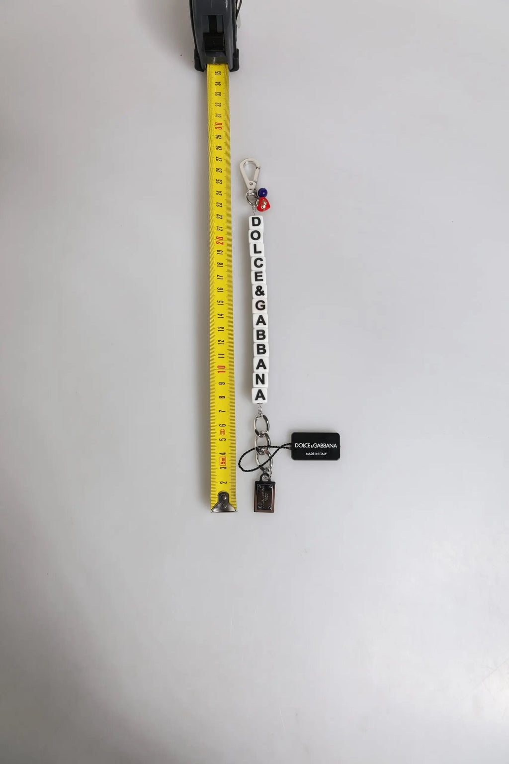 Dolce & gabbana bracelet en laiton argenté avec chaîne, breloques logo et porte-clés à perles blanches et fermoir métal argenté