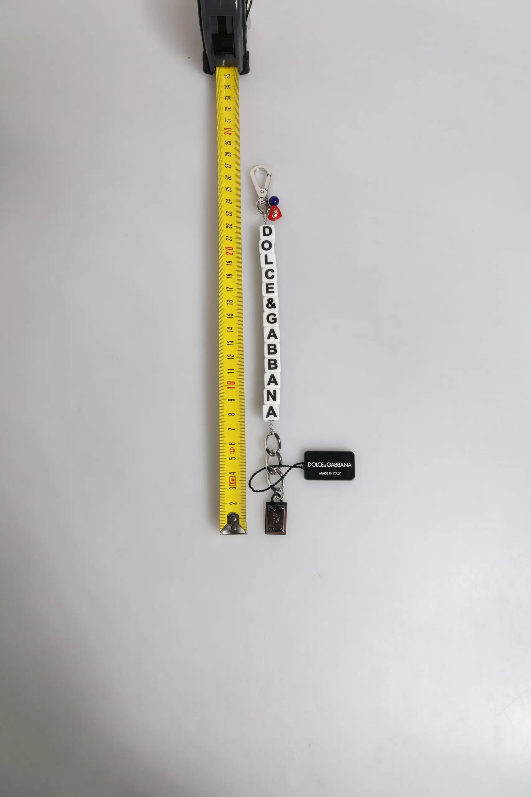 Dolce & gabbana bracelet en laiton argenté avec chaîne, breloques logo et porte-clés à perles blanches et fermoir métal argenté
