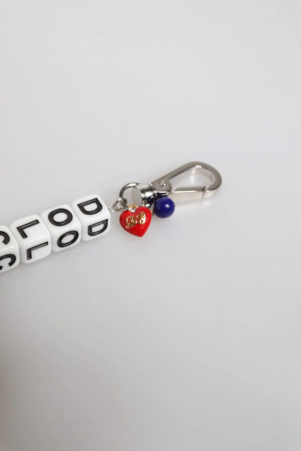 Bracelet dolce & gabbana en chaîne argentée et laiton avec dés logo, perles cubes blanches et breloques cœur rouge et bleue