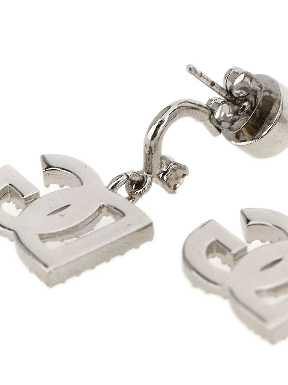 Boucles doreilles dolce & gabbana en laiton argenté avec logo chanel pendants finition métallique polie et accents en cristal