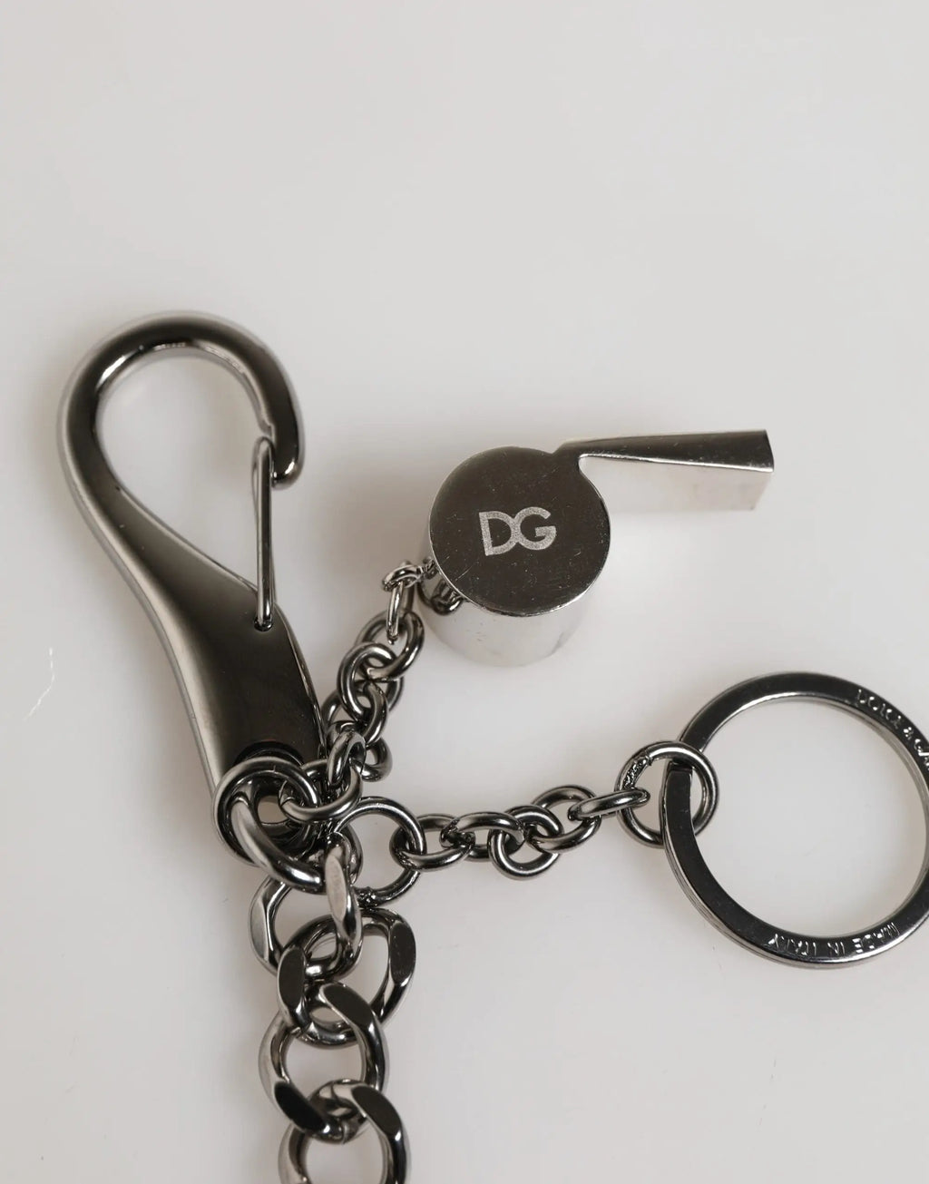 Dolce & gabbana porte-clés en métal argenté avec sifflet miniature dg, anneau en cristal et mousqueton