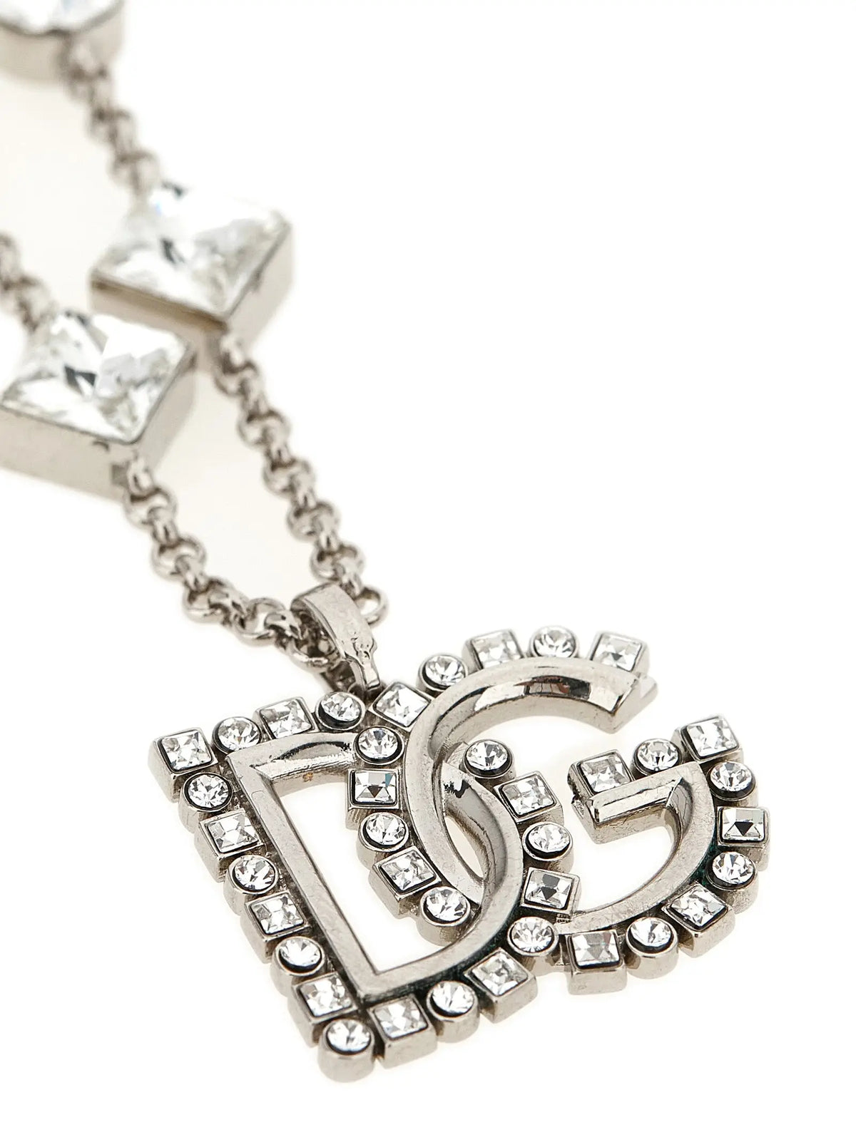 Collier dolce & gabbana en laiton argenté avec pendentif logo orné de cristaux carrés scintillants
