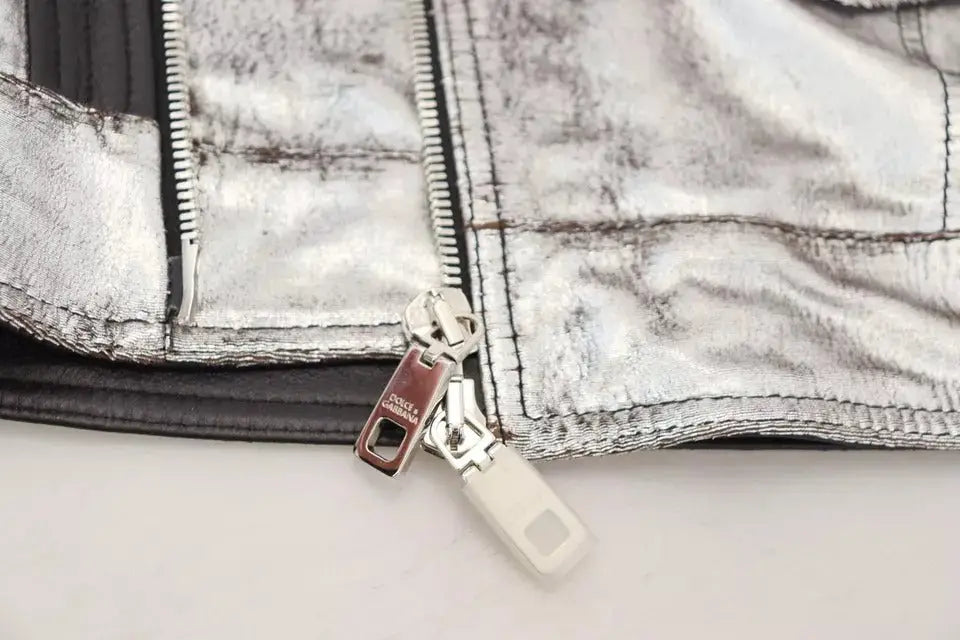 Fermeture éclair métallique argent avec tirette rouge et argent logo dolce gabbana sur veste motard en cuir dagneau
