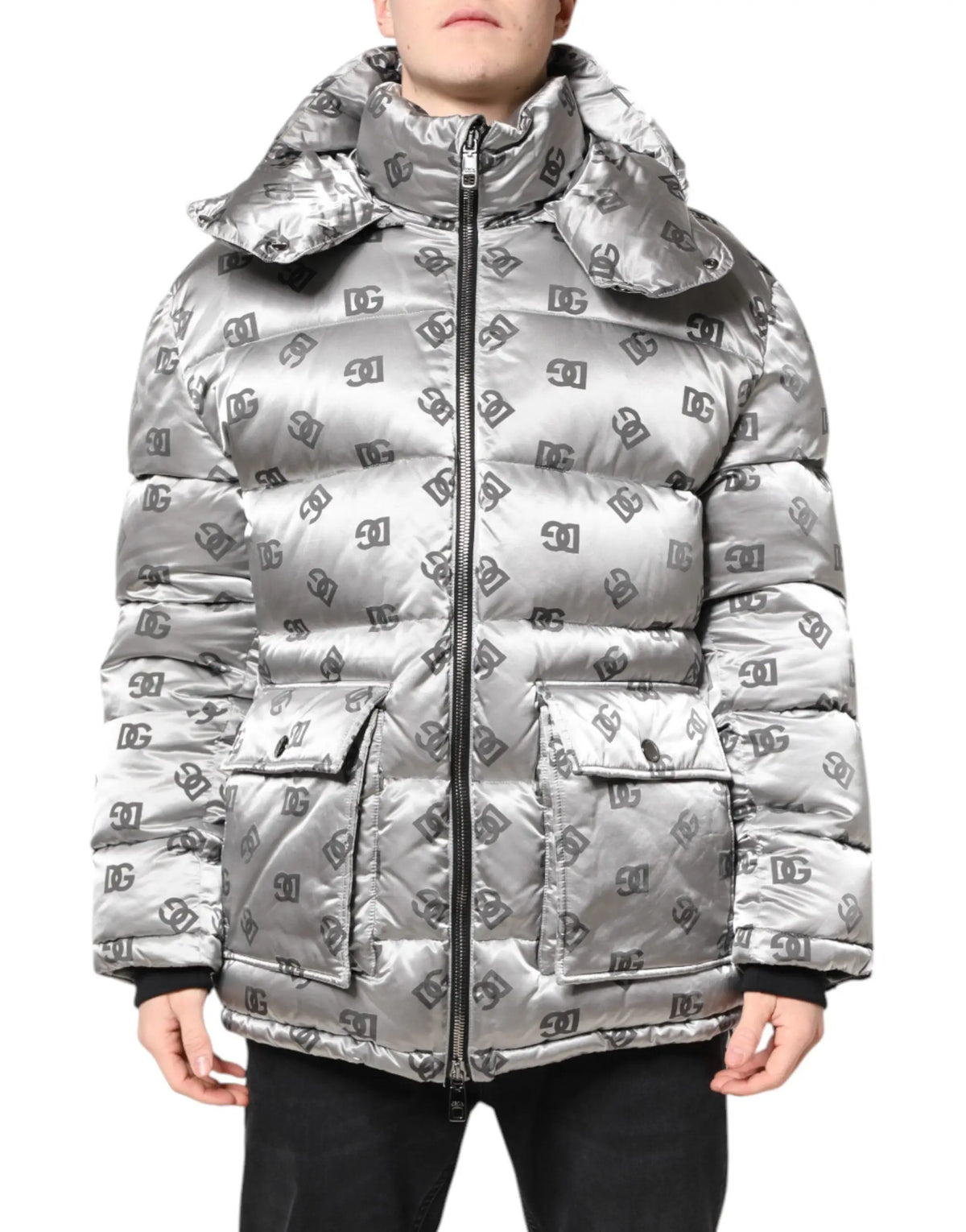 Veste matelassée argentée dolce & gabbana avec logo dc noir répété, capuche et poches avant zippées