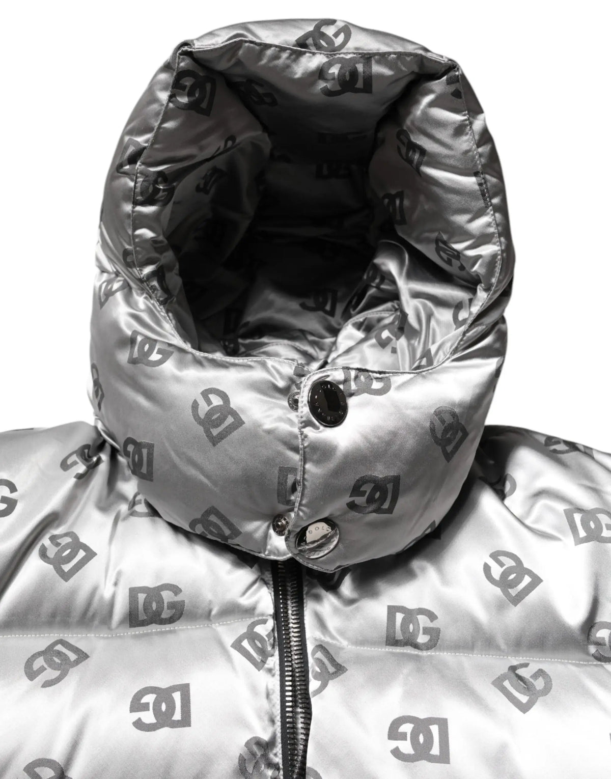 Veste matelassée argentée dolce & gabbana avec motif logo dc noir répété et fermeture éclair intégrale à capuche