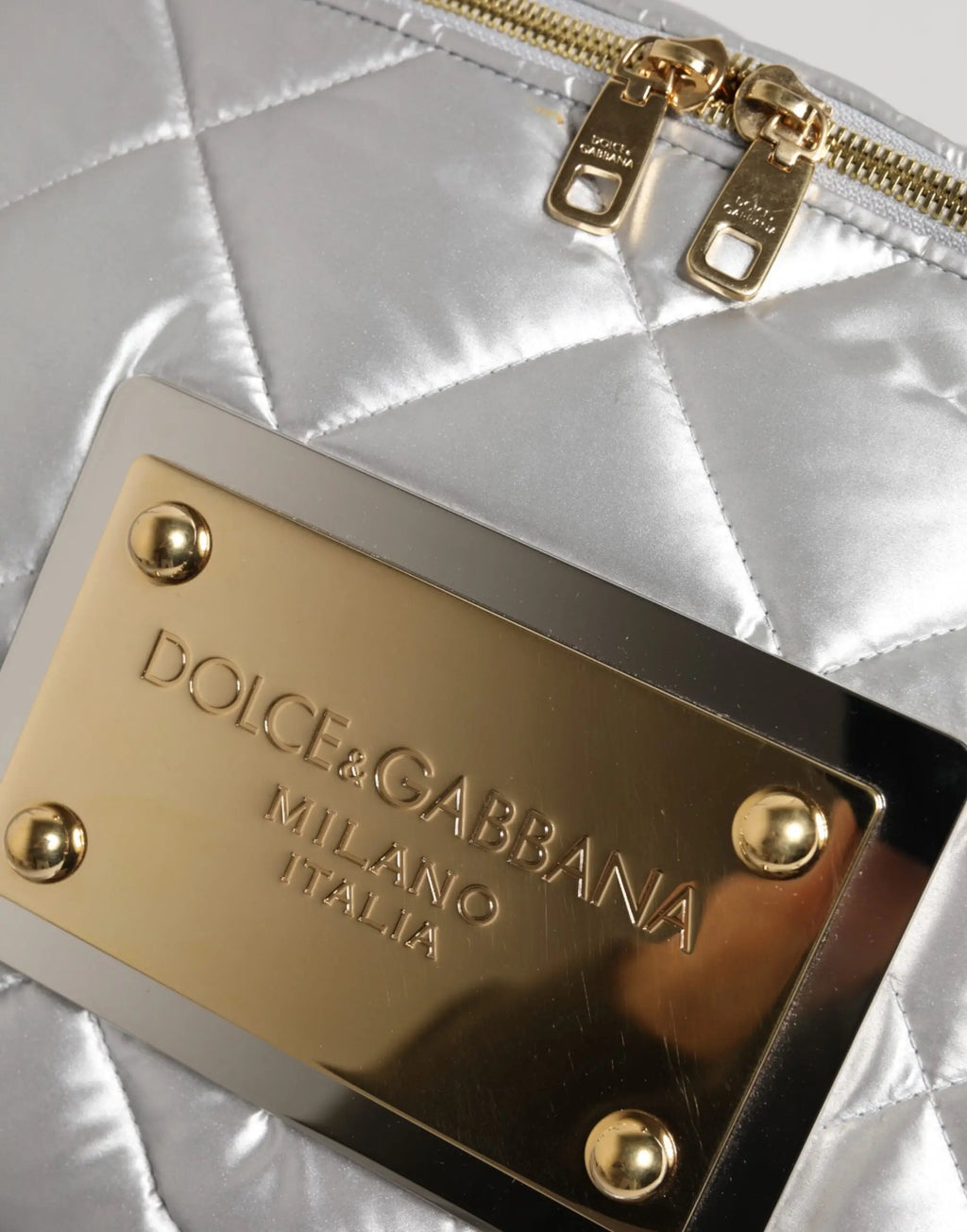 Sac bandoulière dolce & gabbana sicily argent matelassé avec plaque dorée dolce & gabbana milano italia