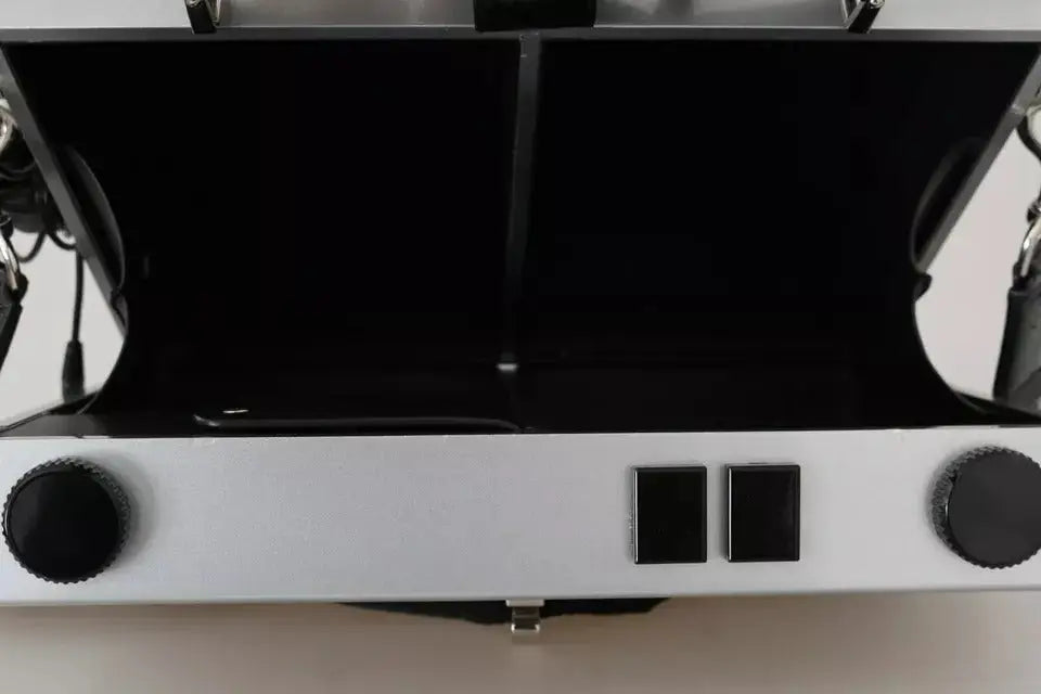 Microscope blanc avec boutons noirs et cadrans rectangulaires sur sac en bois fait main dolce & gabbana boombox rétro argenté édition limitée