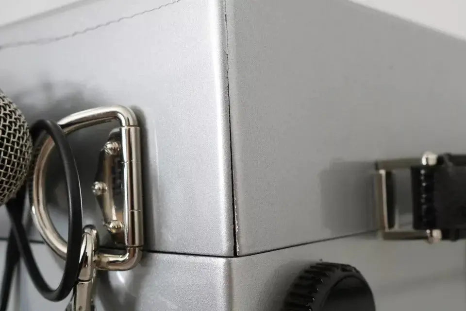 Support de microphone argenté métallique avec grille en maille et câble noir pour sac en bois dolce & gabbana boombox rétro