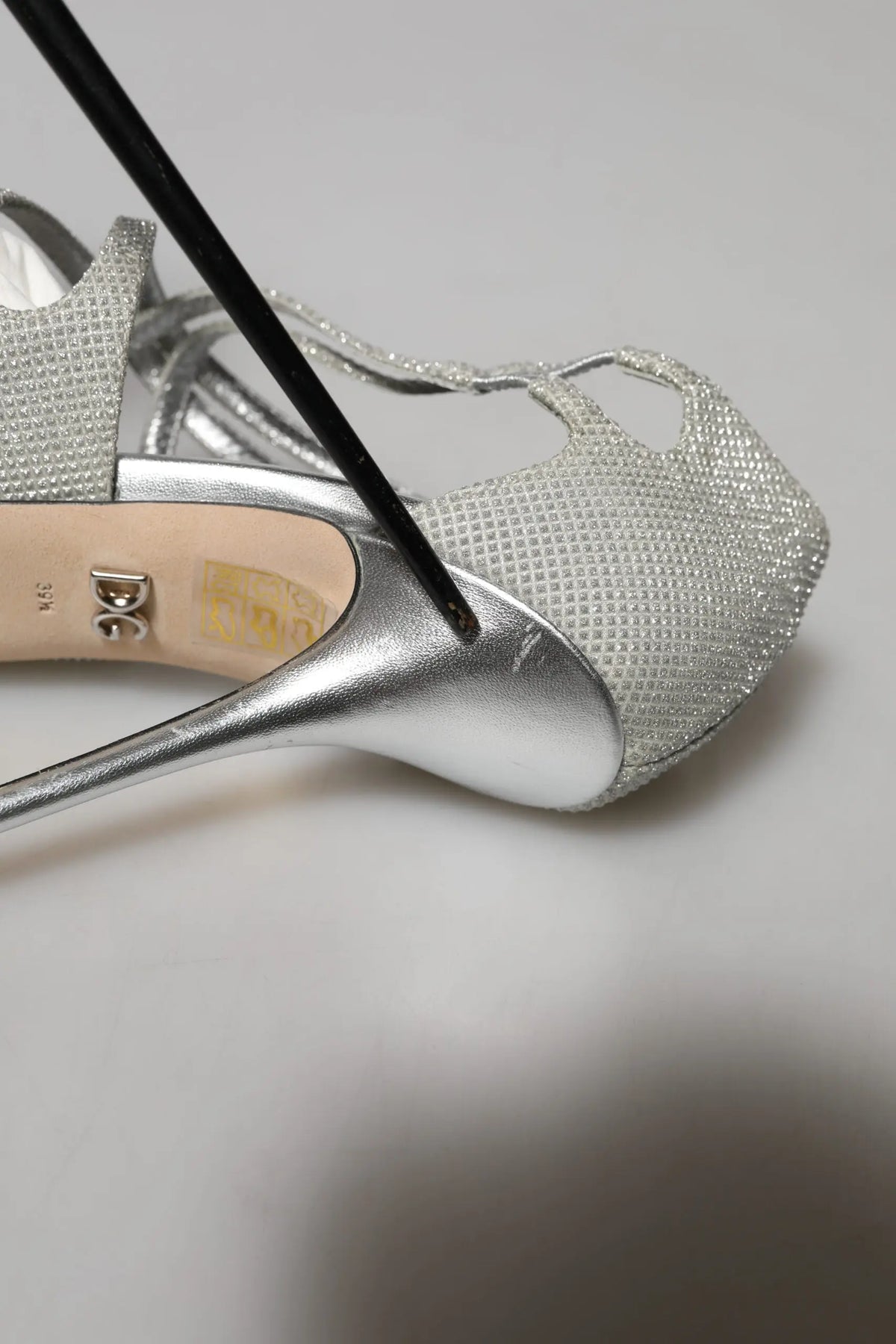 Sandales à talons dolce & gabbana argentées avec dessus scintillant texturé et finition métallique élégante