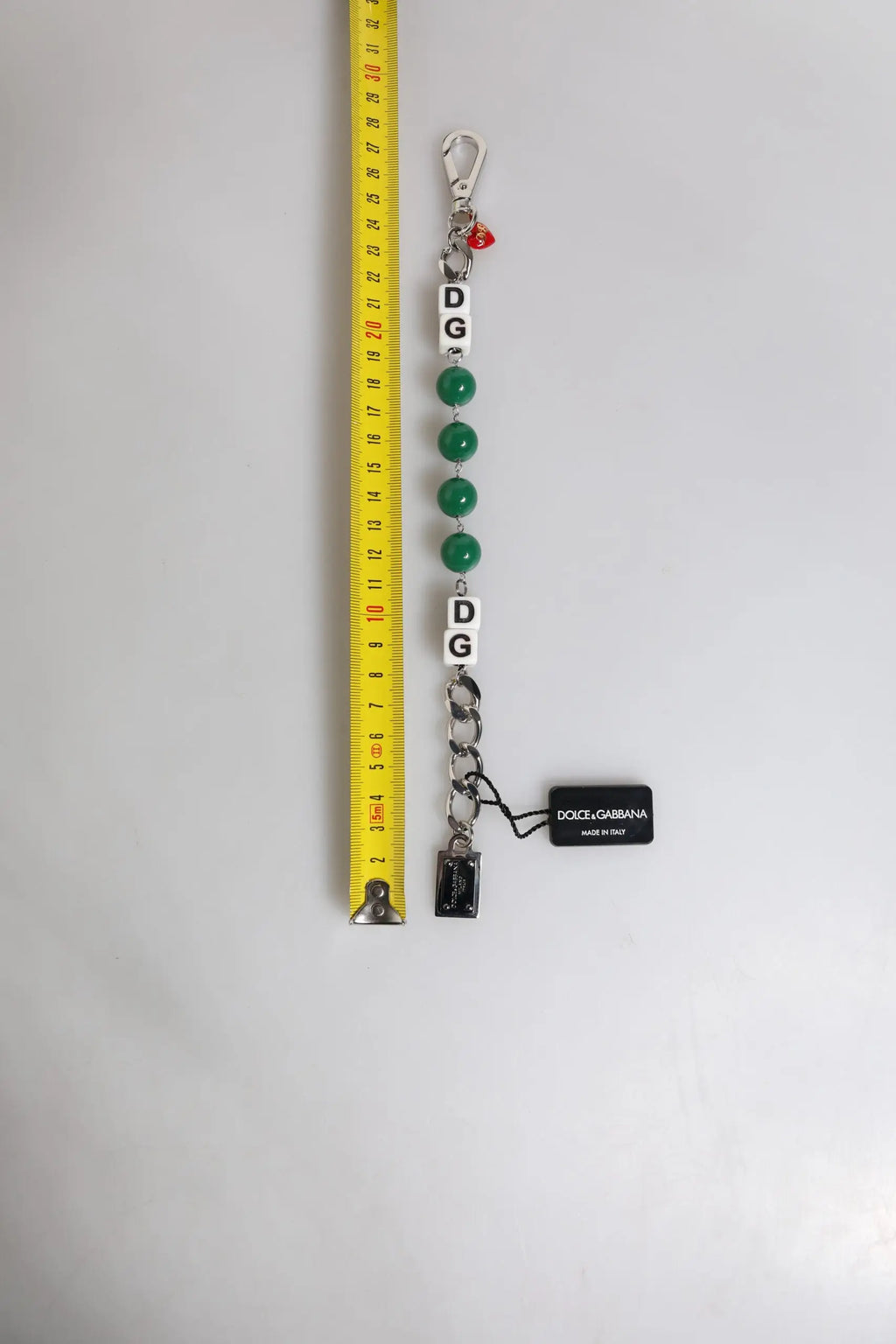 Porte-clés dolce & gabbana argenté en laiton avec perles vert jade et charms lettres blanches dg
