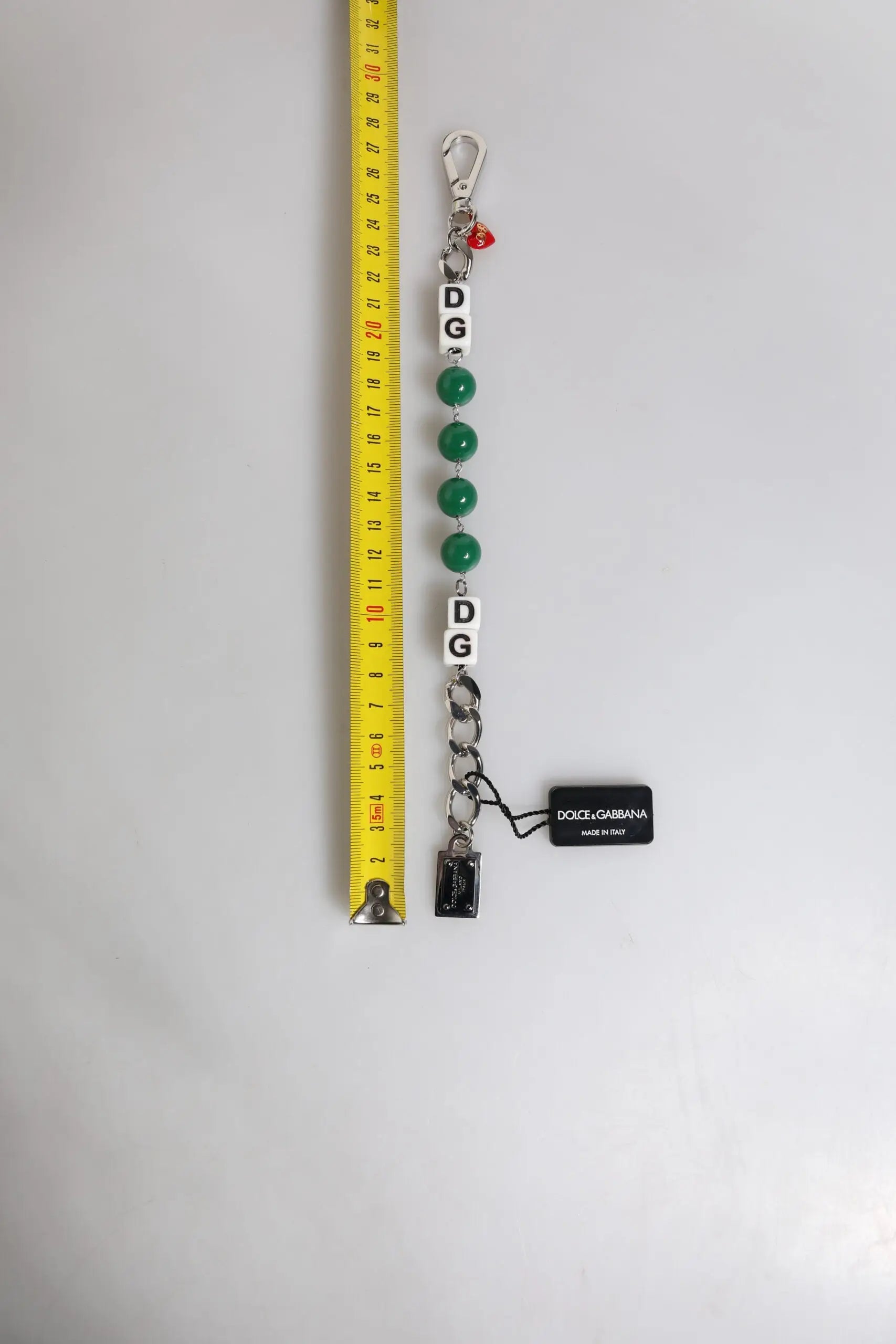 Porte-clés dolce & gabbana argenté en laiton avec perles vert jade et charms lettres blanches dg
