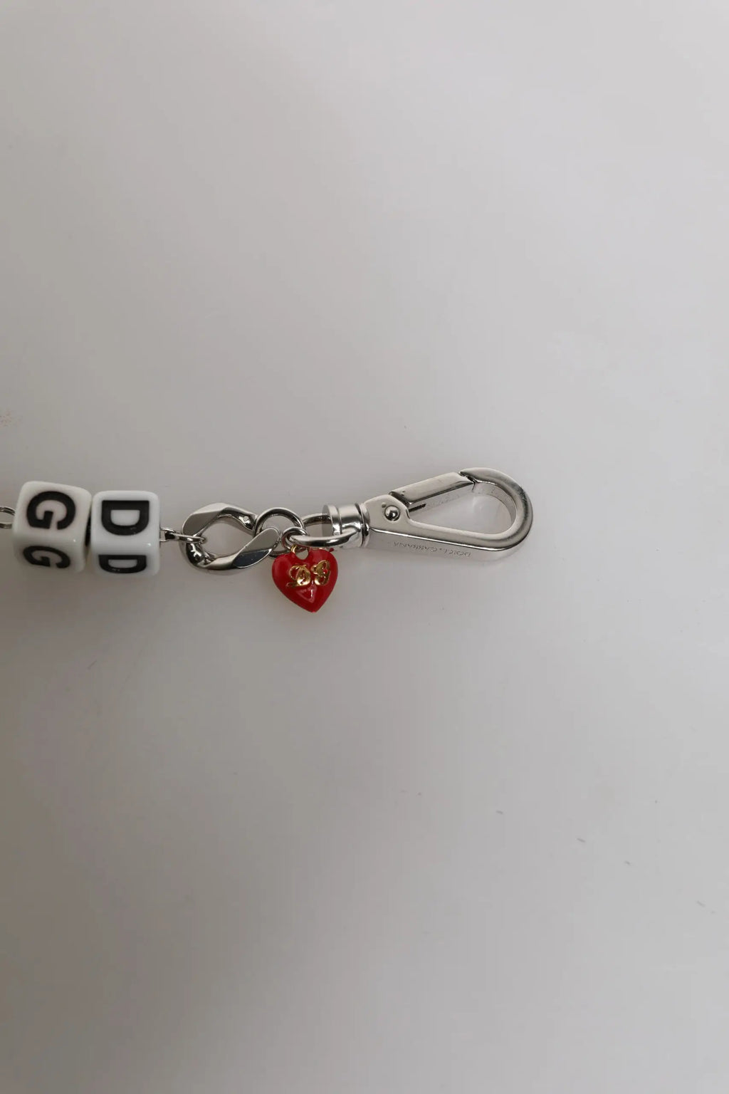 Porte-clés en métal argenté avec perles blanches formant dgg et charmes cœur rouge pour bracelet dolce & gabbana