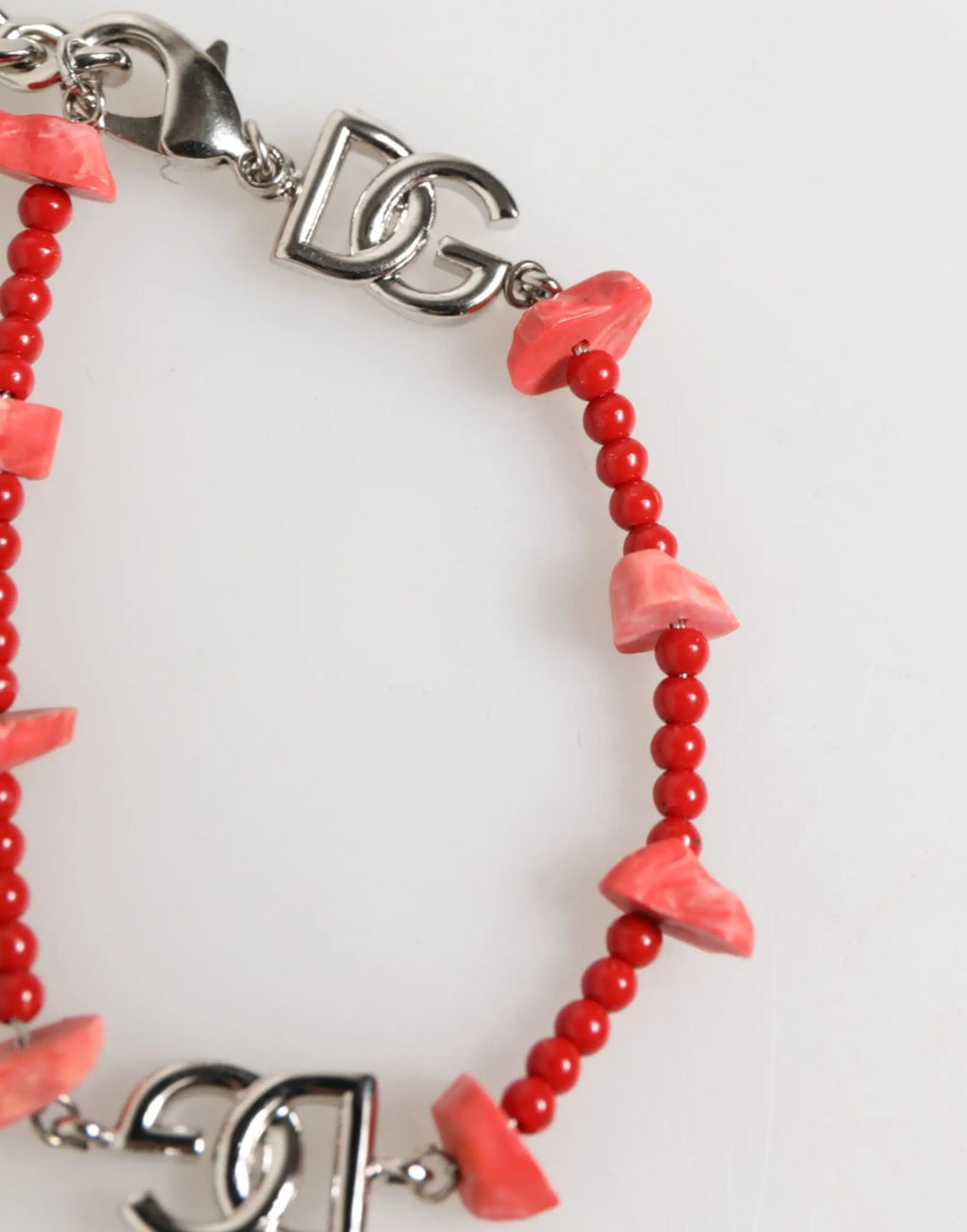 Bracelet dolce gabbana pour homme en laiton argenté avec perles rouges corail et fermoir logo dg en résine