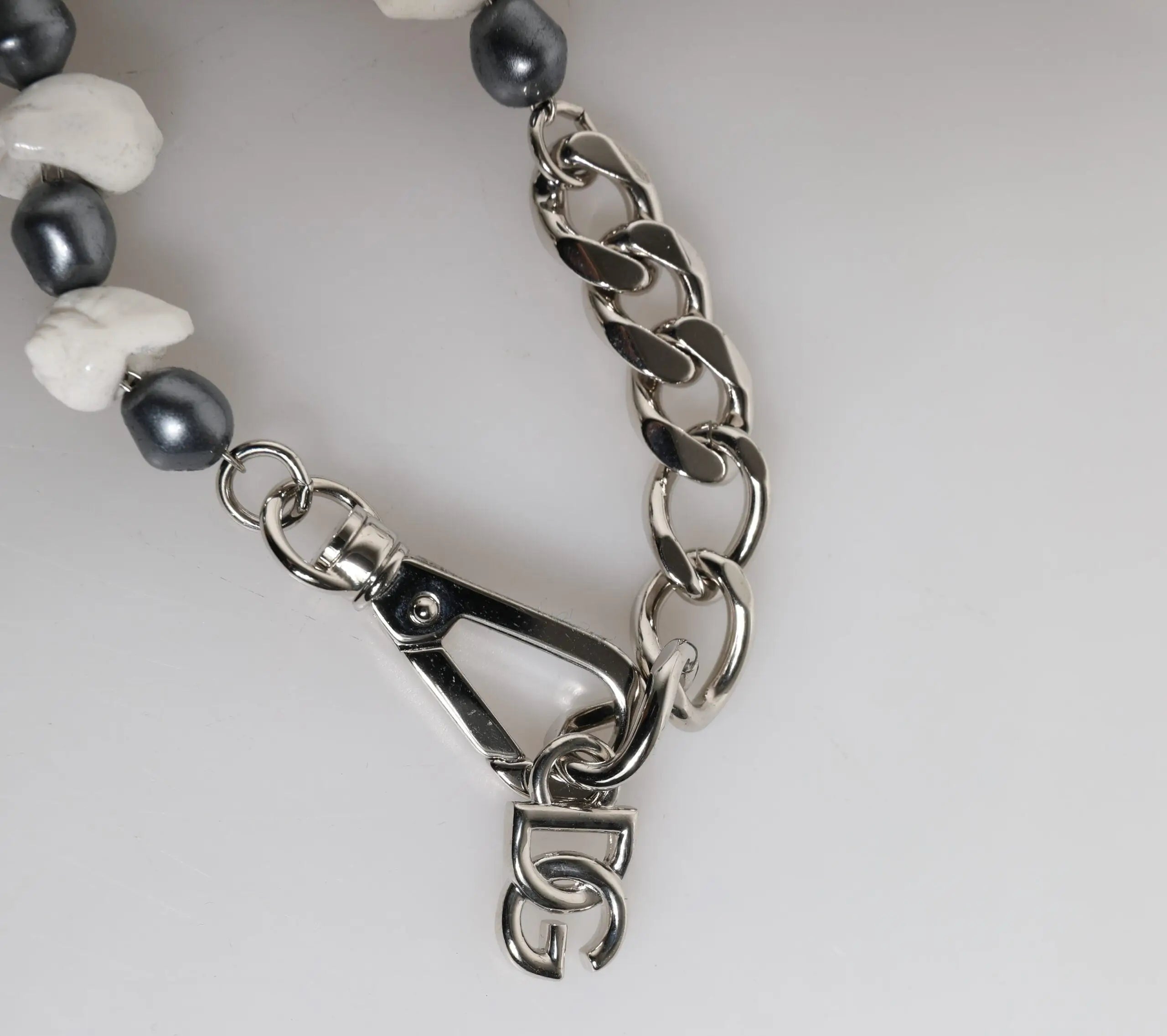Bracelet dolce & gabbana en laiton argenté avec perles grises foncées, pierres blanches et pendentif logo en métal