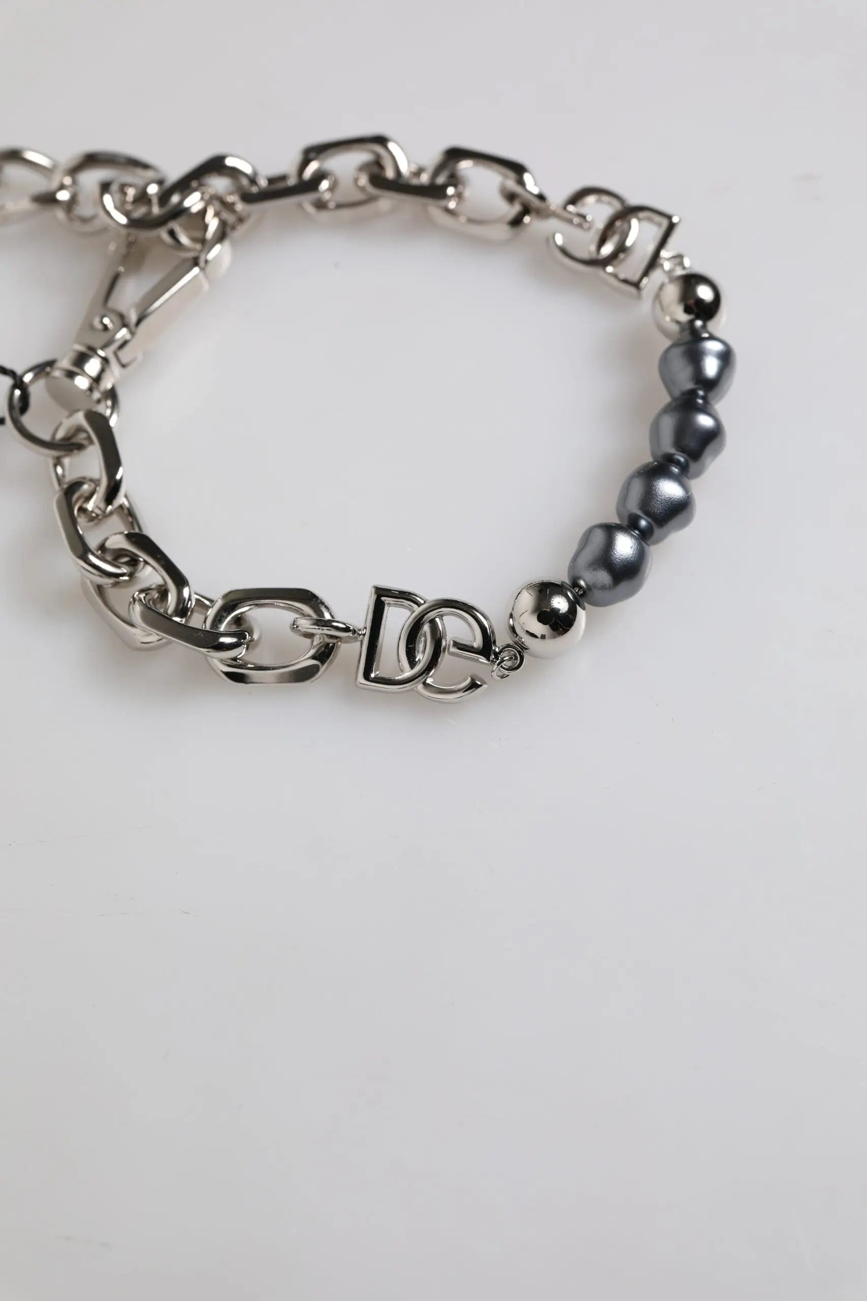 Bracelet dolce & gabbana en chaîne argentée avec perles grises foncées et fermoir logo d&g lobster clasp