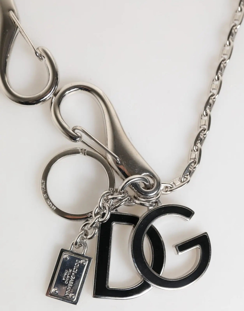 Porte-clés en chaîne argentée dolce & gabbana avec grand logo dg noir et argent et anneau circulaire porte-clés