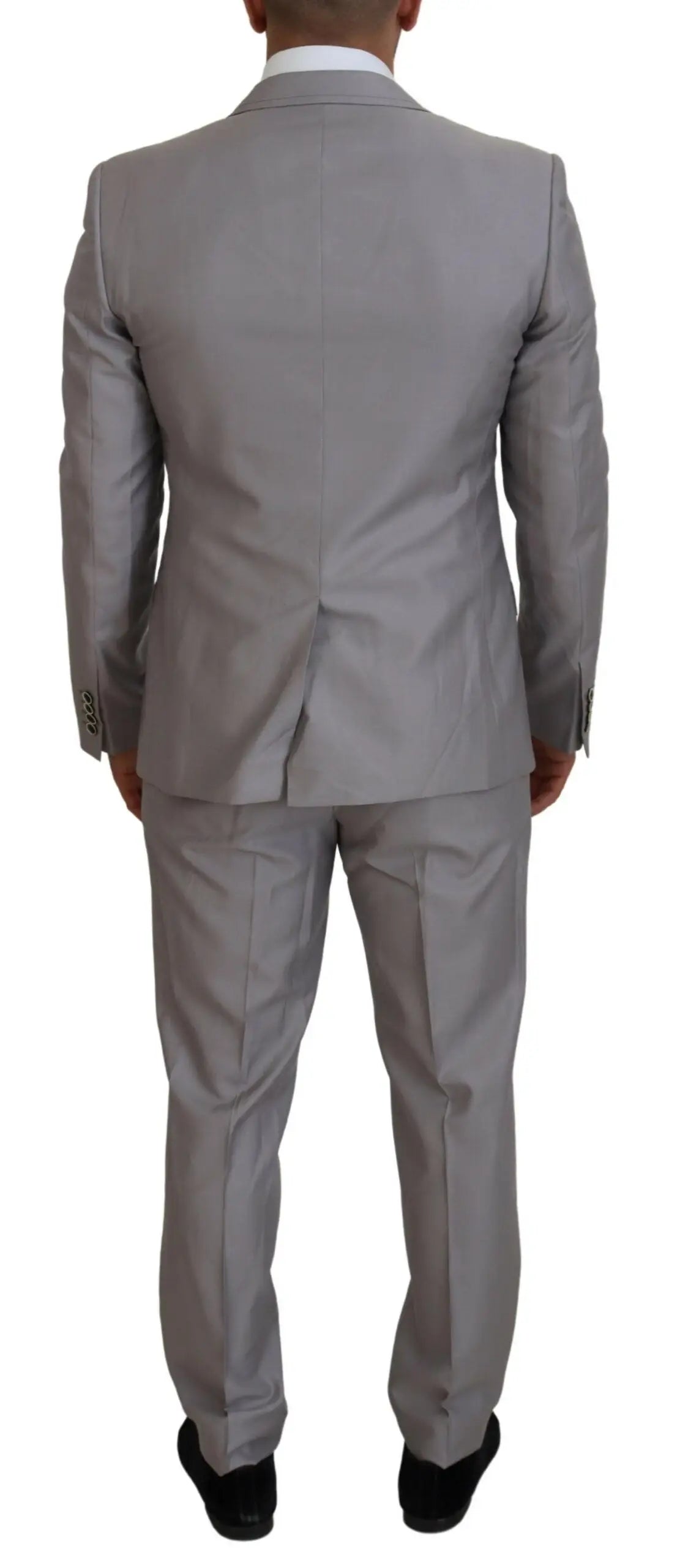 Un costume slim fit deux pièces gris clair en laine et soie signé dolce & gabbana avec une coupe ajustée et un léger brillant