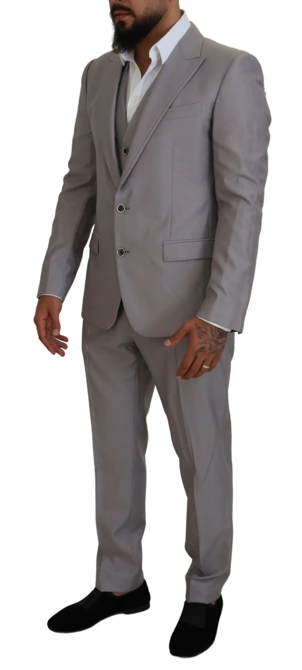 Un costume slim fit trois pièces dolce & gabbana gris clair en laine et soie avec une texture subtile
