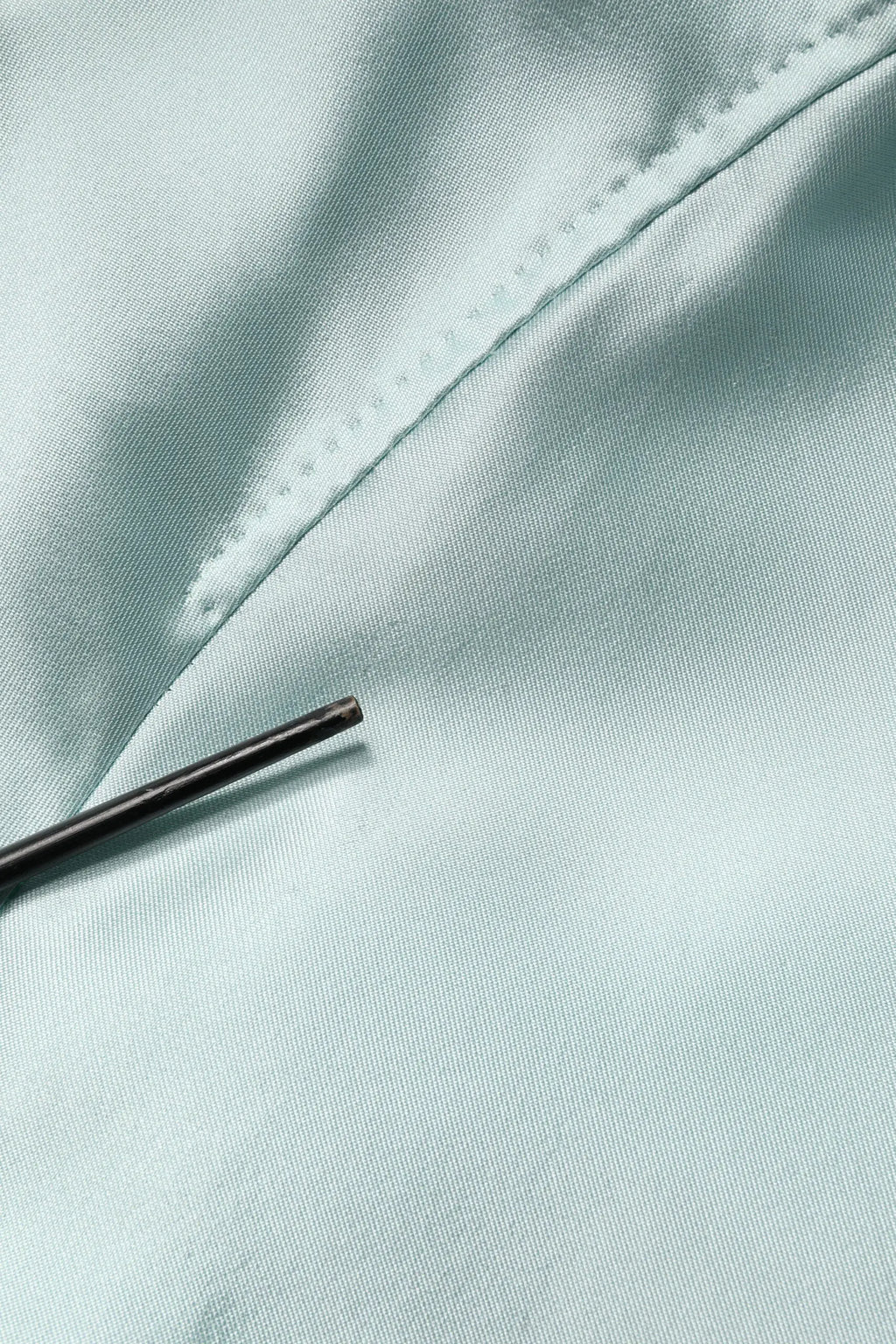 Dolce & gabbana teal satin collared long trench coat jacket en tissu satin bleu clair avec couture fine et texture lisse