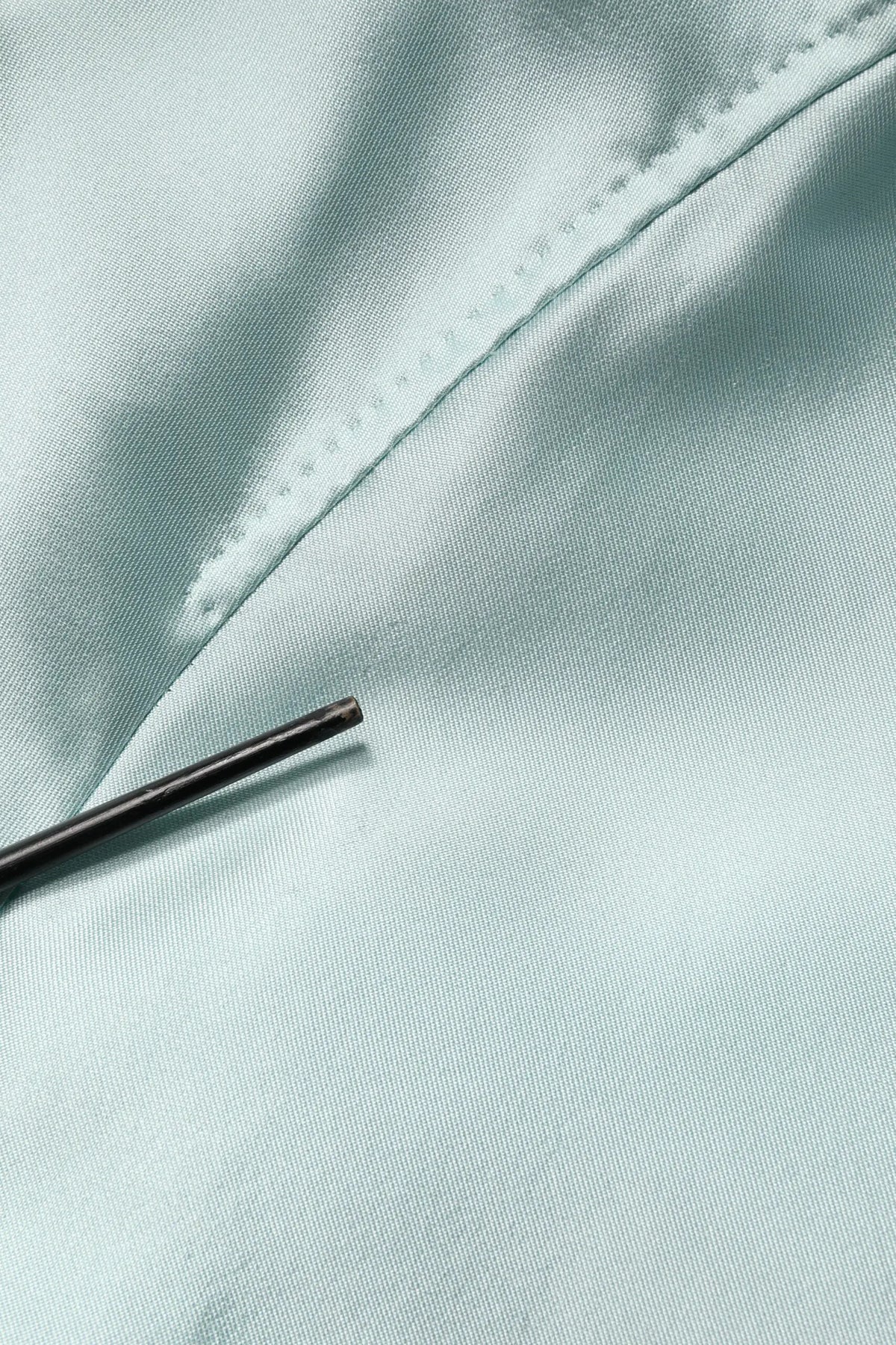 Dolce & gabbana teal satin collared long trench coat jacket en tissu satin bleu clair avec couture fine et texture lisse