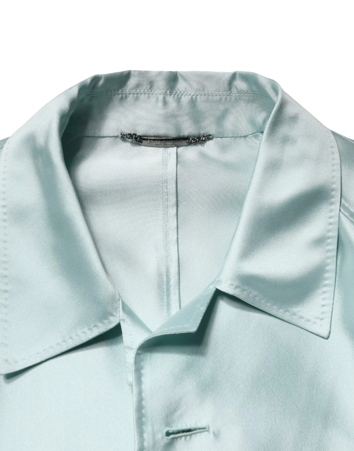 Col de chemise en satin vert menthe clair avec une finition brillante et une couture précise sur trench long dolce gabbana