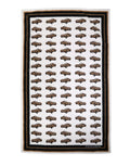 Serviette dolce & gabbana blanche en coton avec motif voitures vintage marron et bordures noires et beiges 115cm x 180cm plage