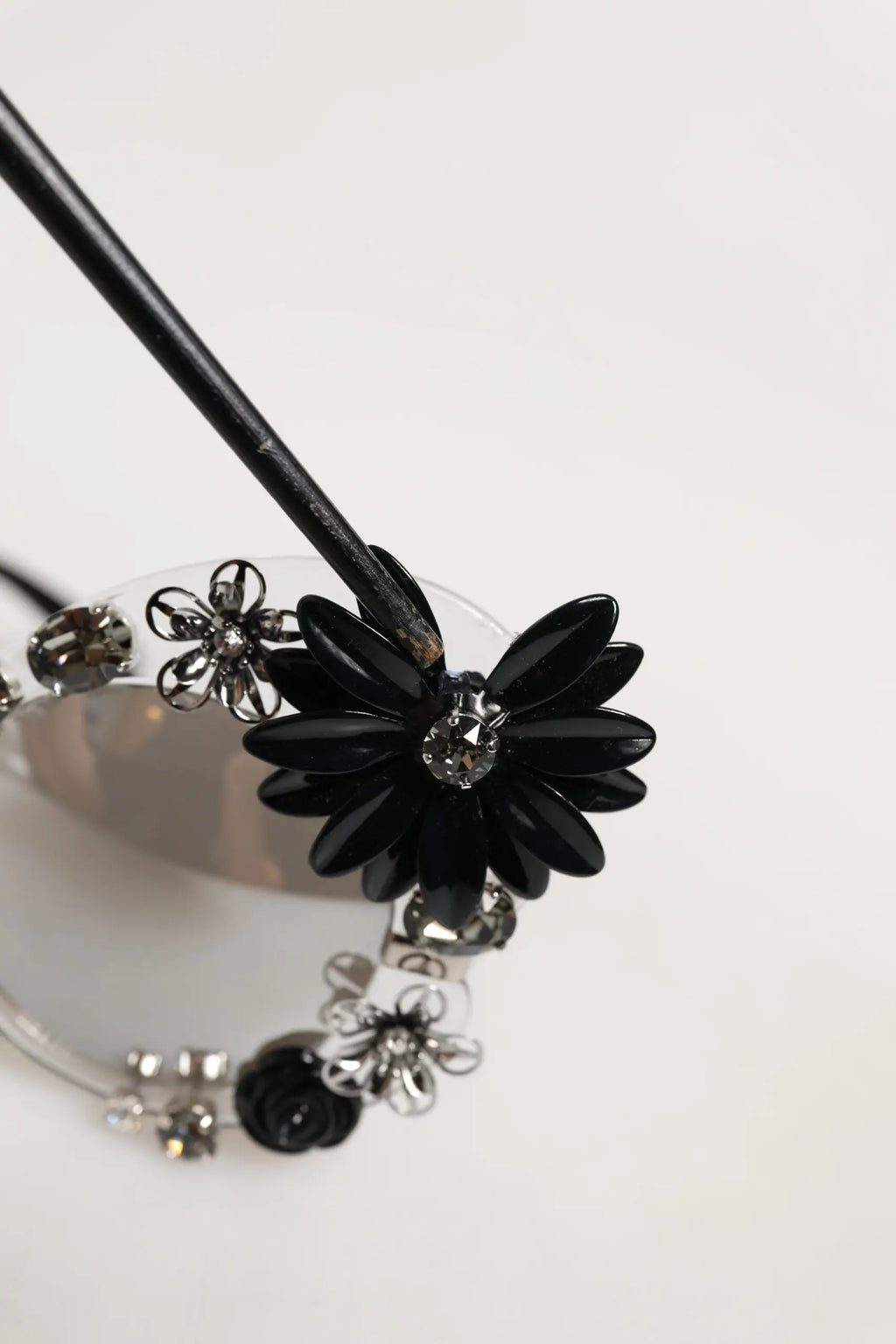 Épingle à cheveux noire florale avec strass clairs et accents métal argenté pour lunettes dolce & gabbana transparent dg4292