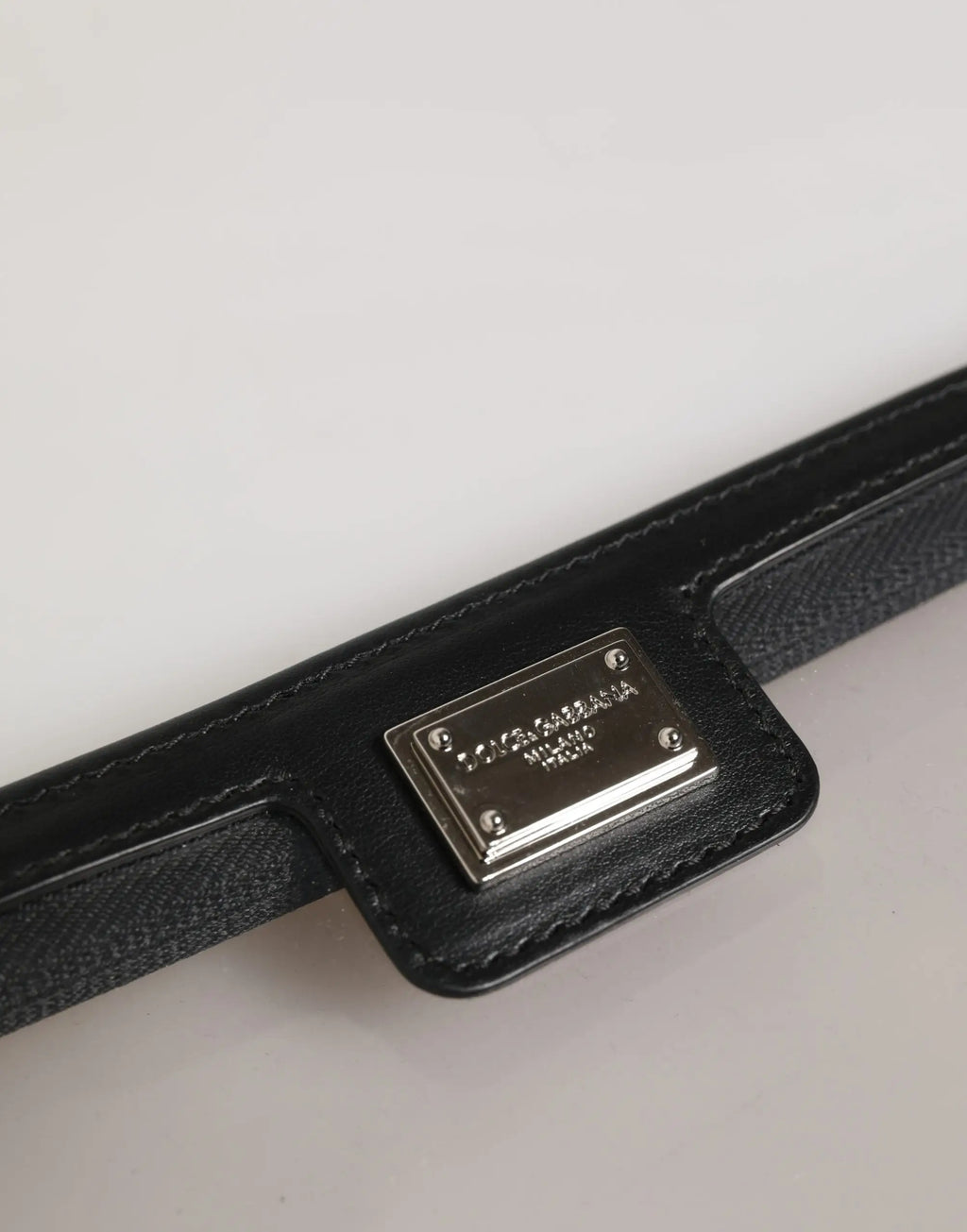 Bracelet en cuir noir avec plaque en métal argenté portant le logo dolce & gabbana pour pochette pvc transparente