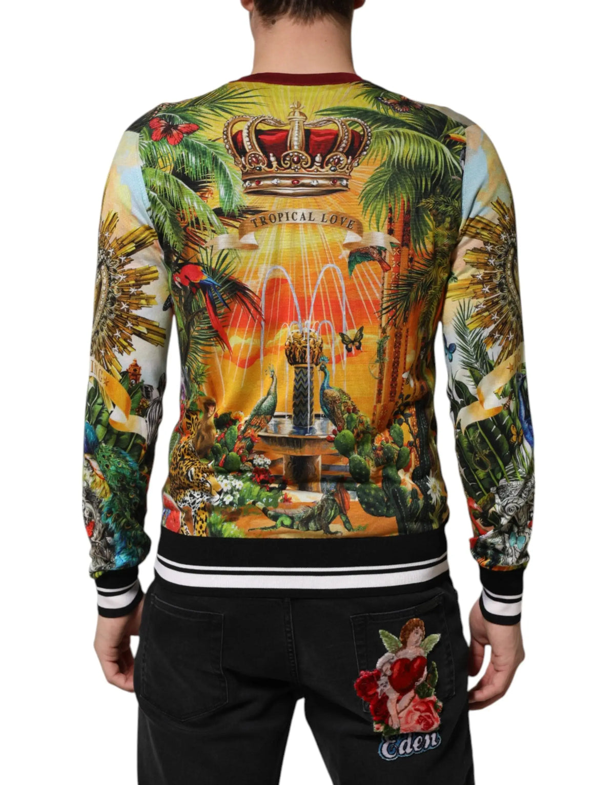 Veste bomber manches longues dolce & gabbana en soie avec imprimé tropical aux palmiers, paons et fontaine sous ciel orange