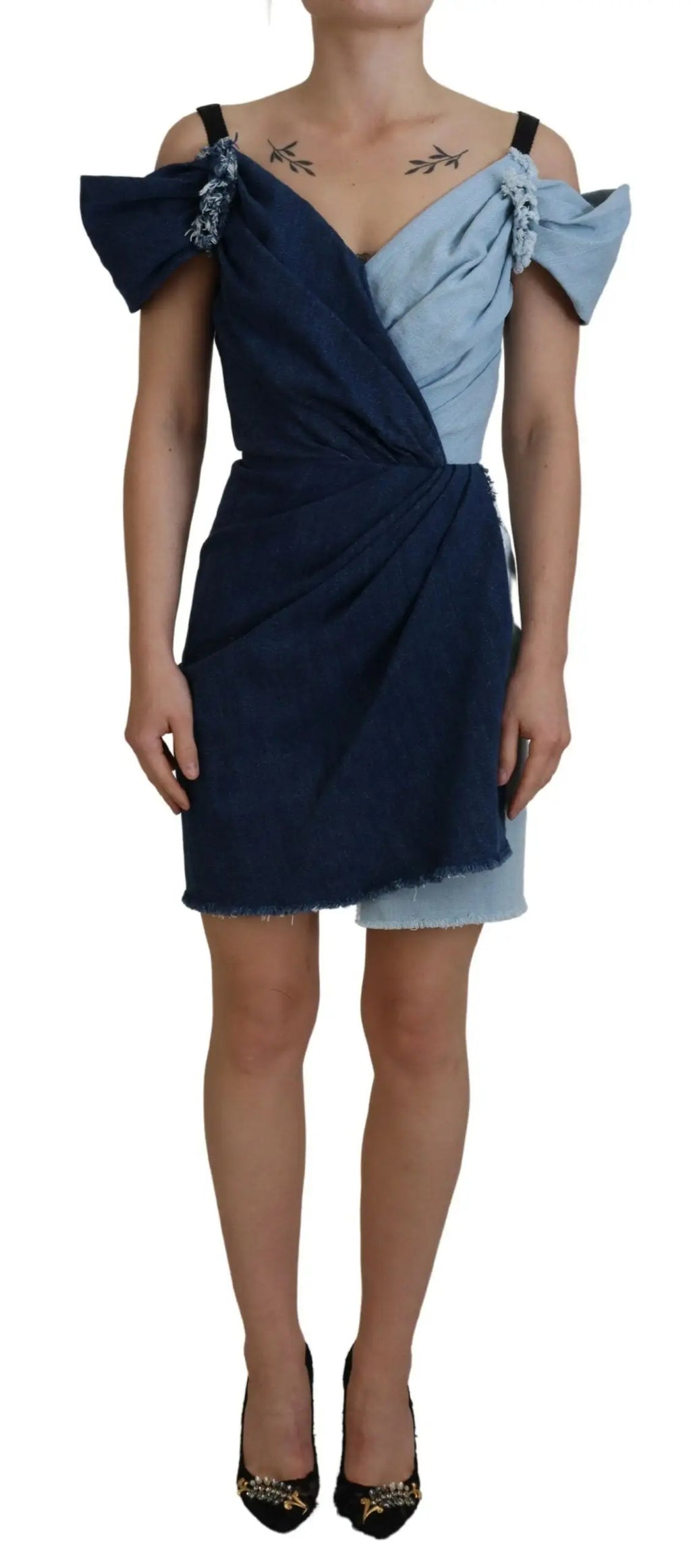 Robe portefeuille en denim bleu marine et bleu clair avec manches volantées épaules dénudées dolce gabbana