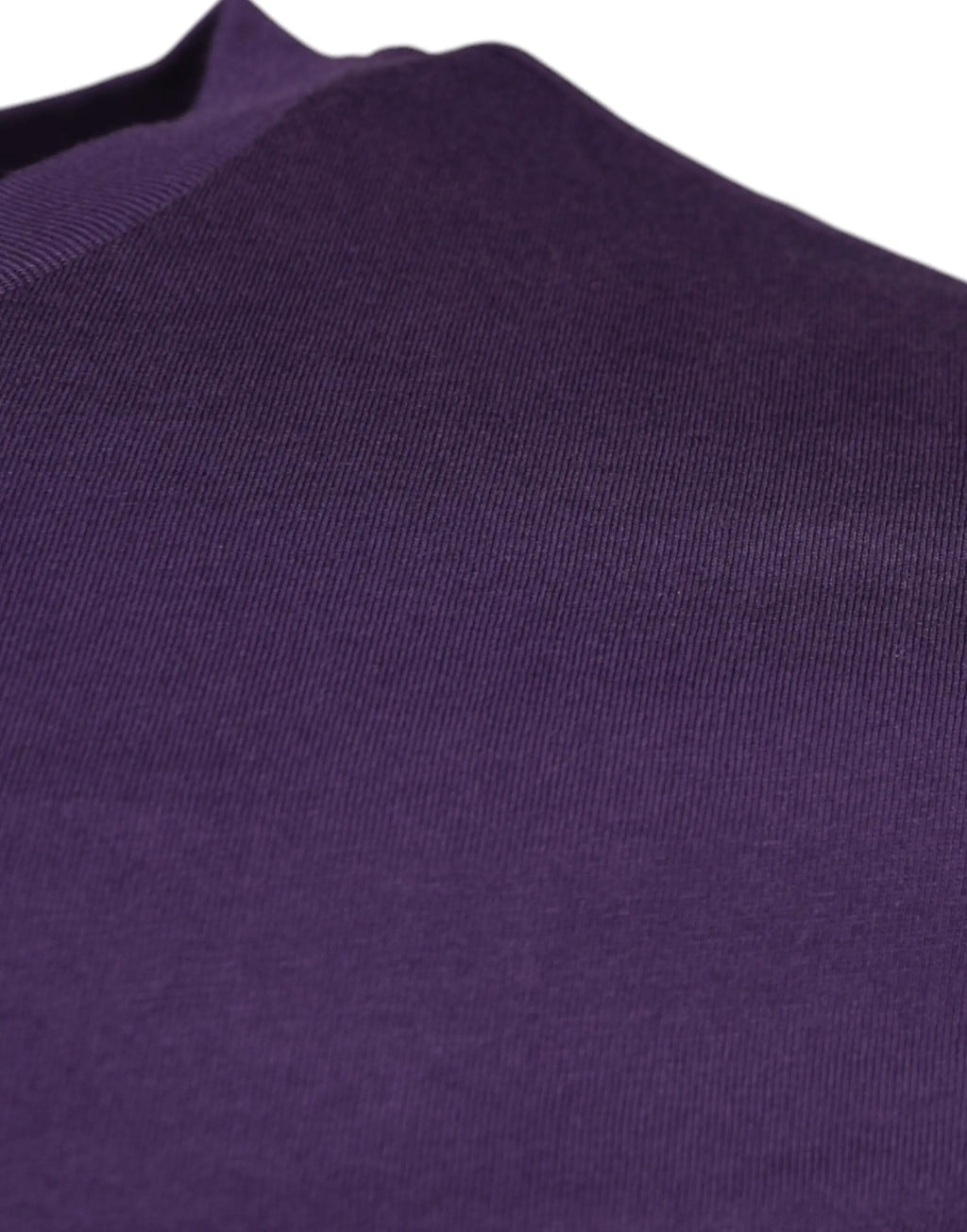 Gros plan sur un tissu côtelé violet foncé en coton d un t shirt dolce & gabbana à col rond manches courtes