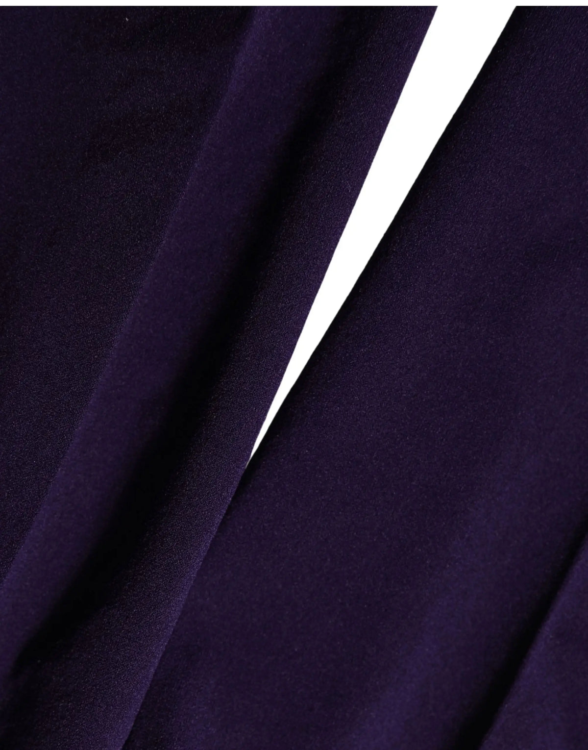 Violet profond en velours avec couture blanche nette en diagonale sur les collants en nylon dolce gabbana