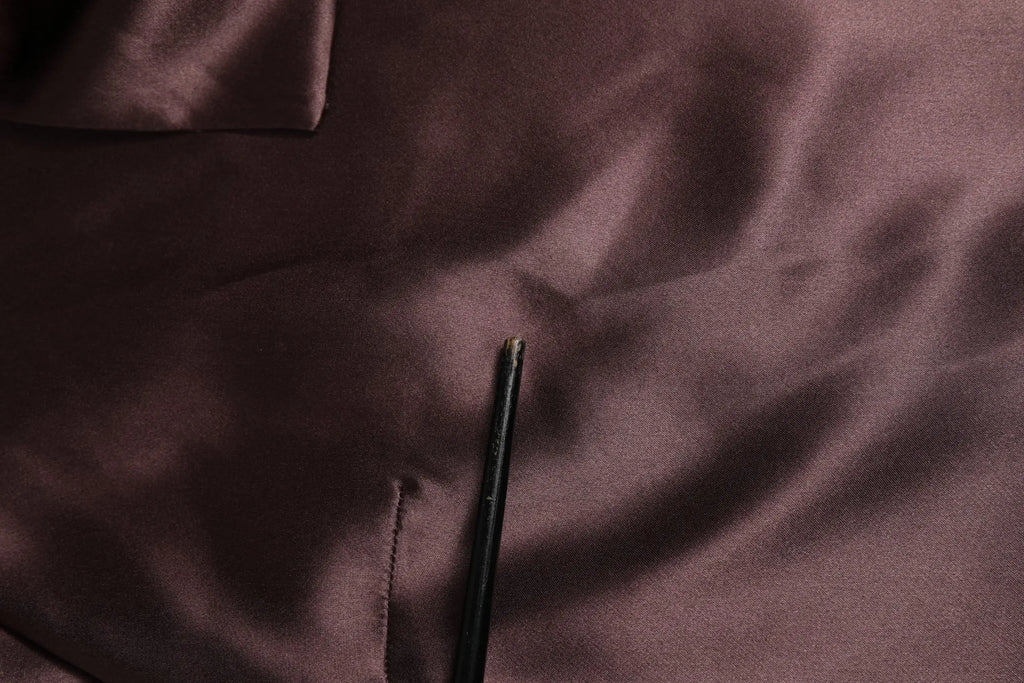 Chemise dolce & gabbana violette en satin à manches longues avec ascot tie en tissu satiné sombre et brillant