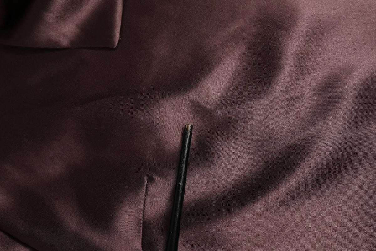 Chemise dolce & gabbana violette en satin à manches longues avec ascot tie en tissu satiné sombre et brillant