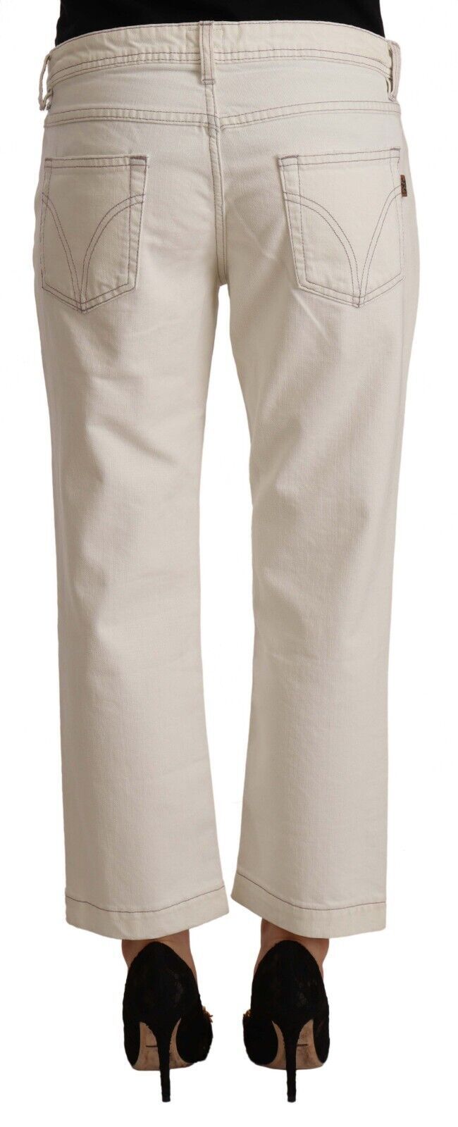 Jeans en denim blanc cassé Dolce & Gabbana, coupe évasée et cropped, en coton, sur un mannequin.