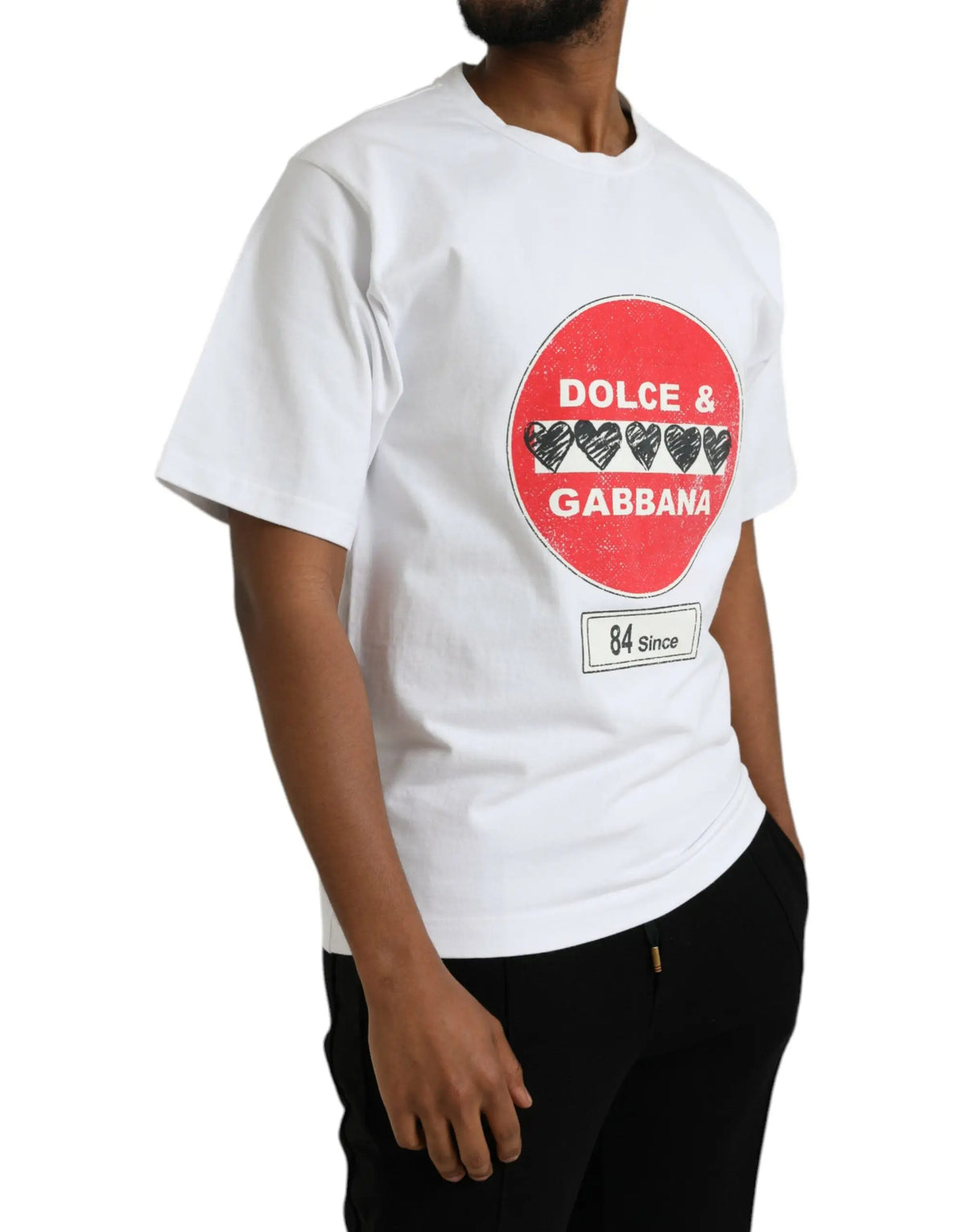 T-shirt blanc dolce & gabbana en coton avec logo circulaire rouge, cœurs noirs et étiquette 84 since en bas