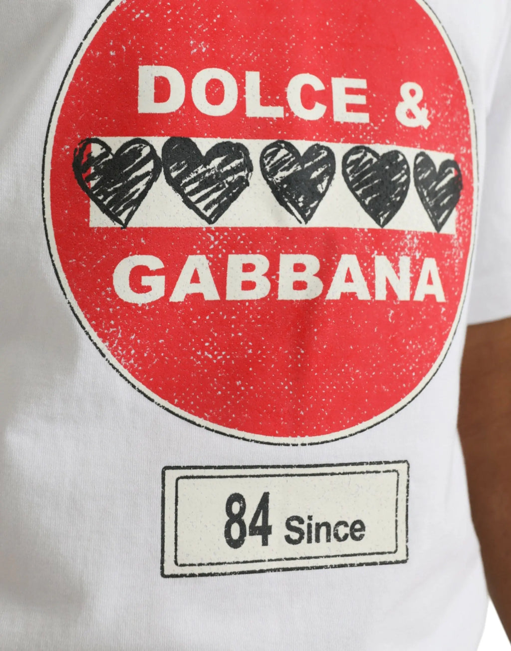 T-shirt blanc dolce & gabbana en coton avec logo rouge et cœurs noirs style croquis et lettrage blanc