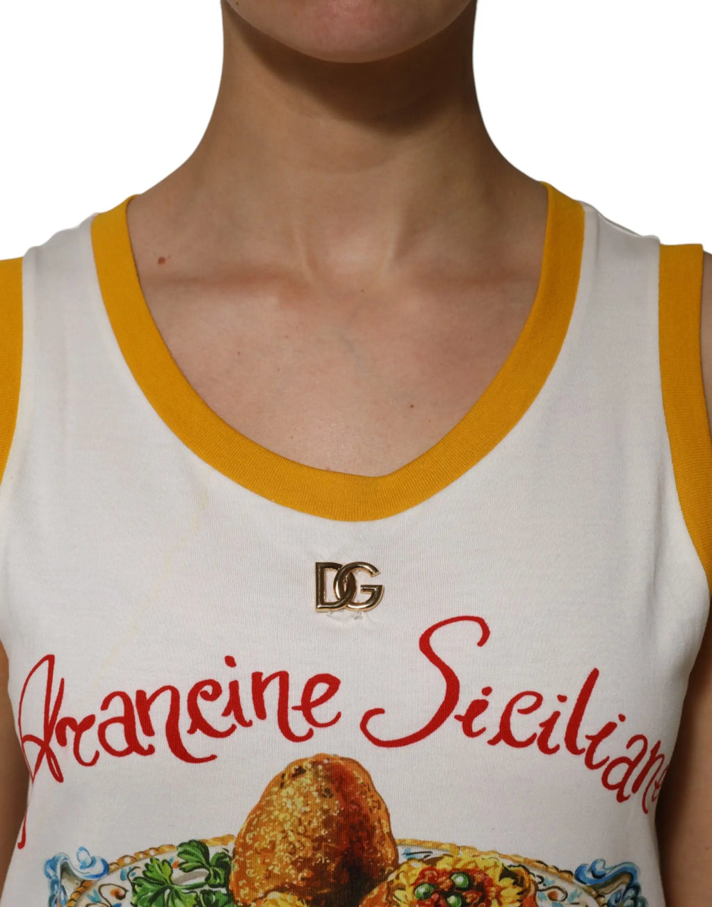 Débardeur sans manches dolce & gabbana blanc avec bordure jaune et motif alimentaire sicilien coloré et logo dg brodé
