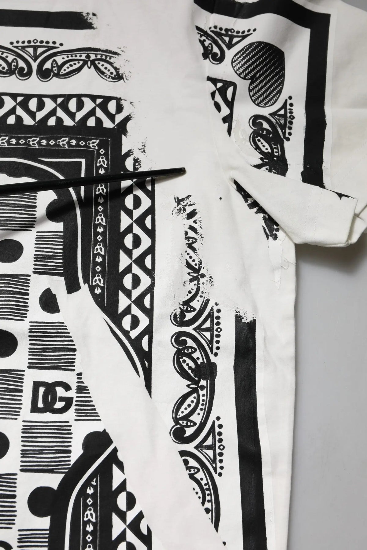 T-shirt dolce & gabbana blanc en coton pour homme avec imprimés graphiques noirs audacieux motifs tribaux et cartes à jouer