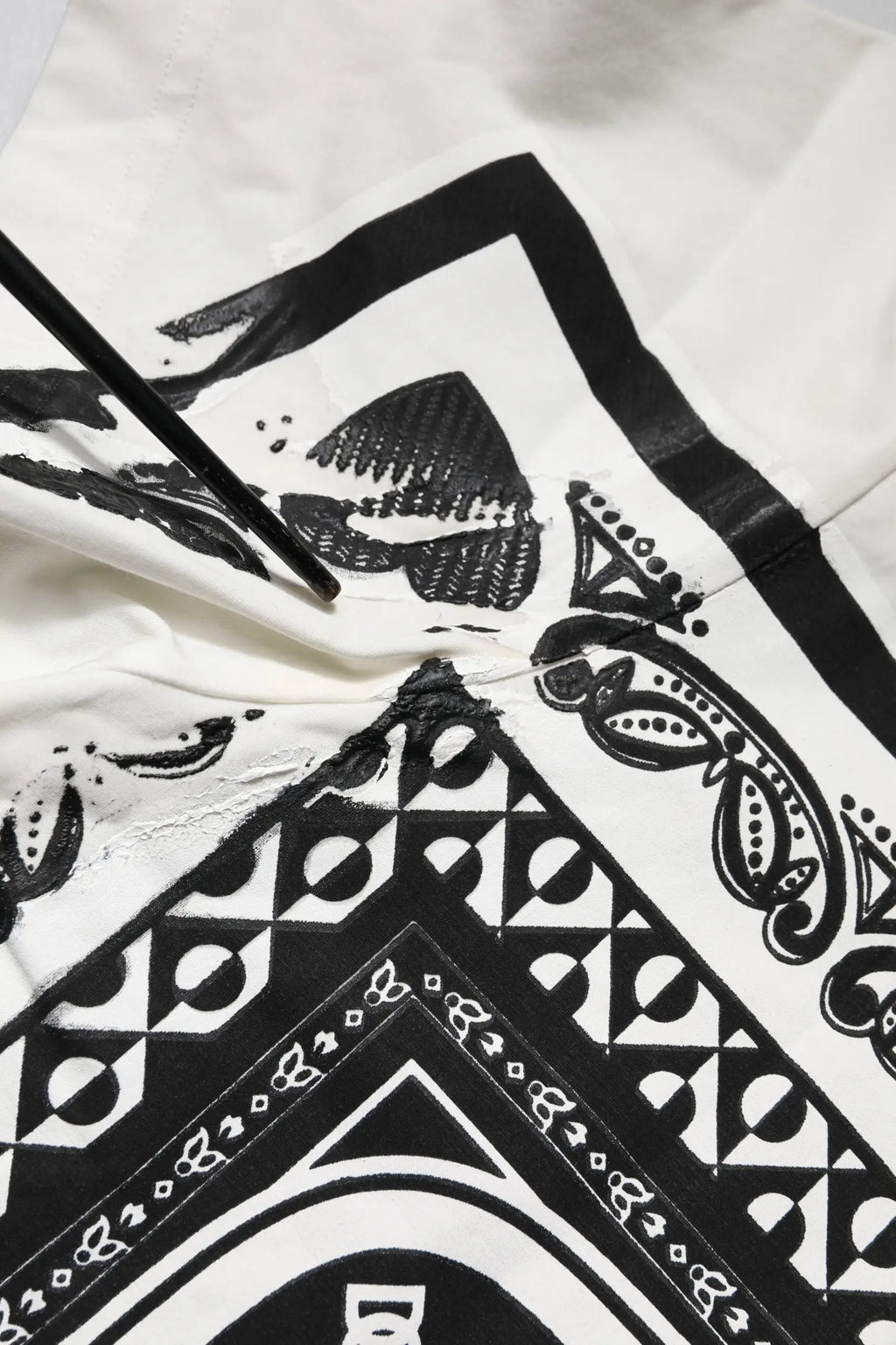 Dolce & gabbana t-shirt homme blanc en coton avec bandana blanc à motifs géométriques et cachemire noirs