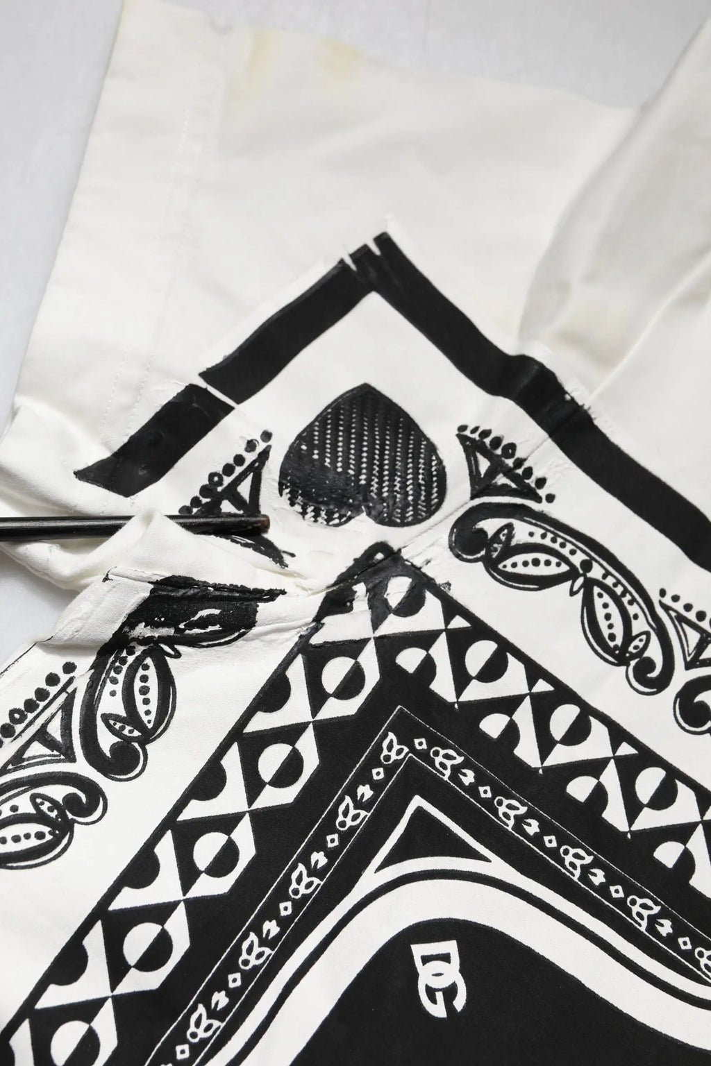 Bandana blanc dolce & gabbana avec motif noir et blanc en forme de pique et logo dc au coin