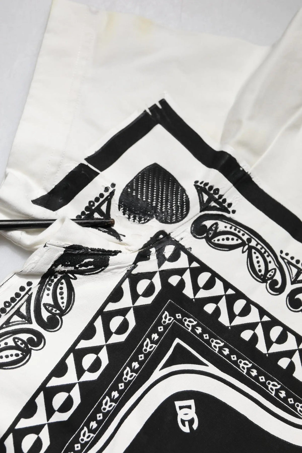 Bandana blanc dolce & gabbana avec motif noir et blanc en forme de pique et logo dc au coin