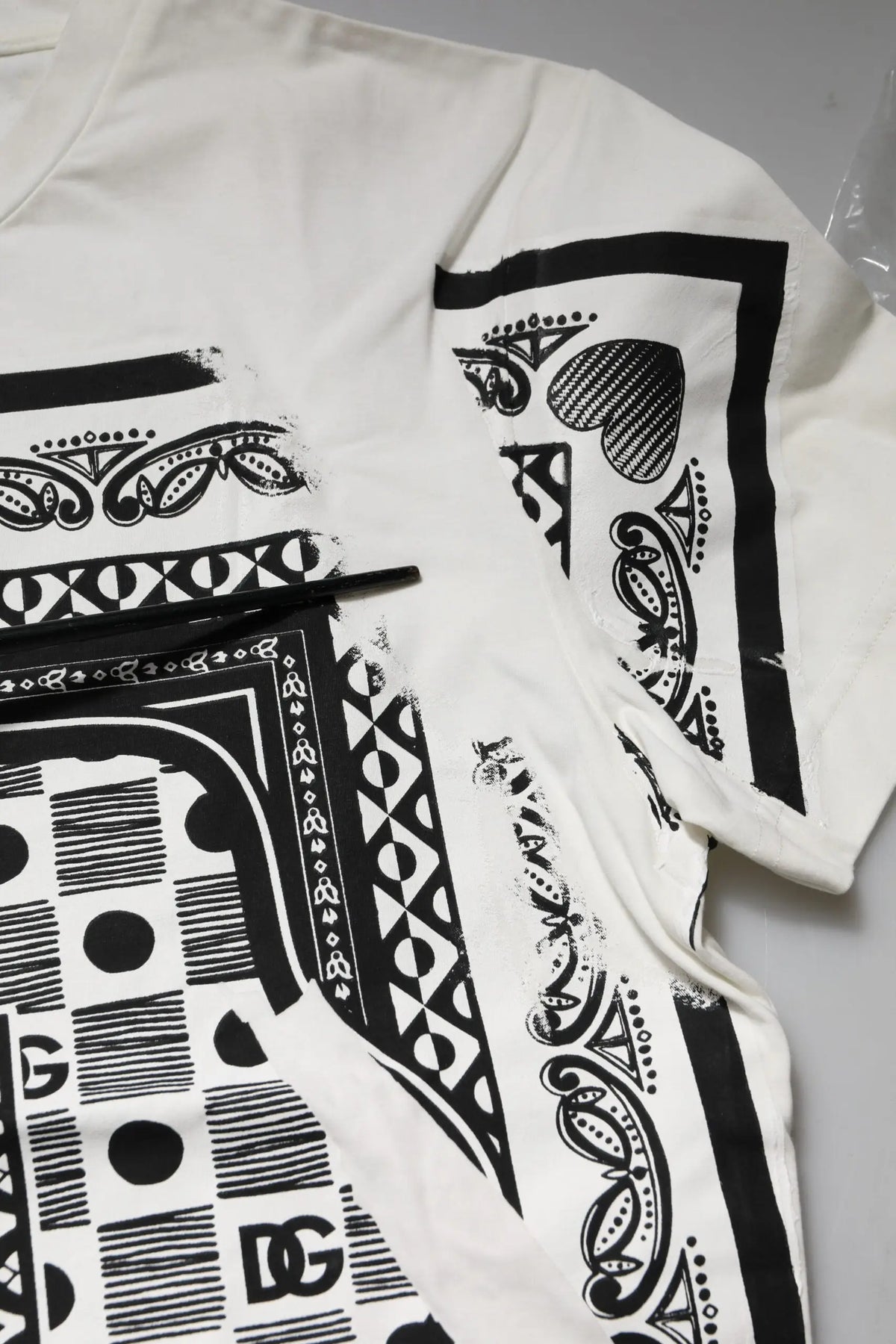 T-shirt blanc dolce & gabbana en coton avec imprimés graphiques noirs de motifs de cartes à jouer et logo dg