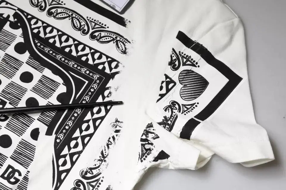T-shirt blanc dolce & gabbana en coton manches courtes avec imprimés graphiques noirs et motifs paisley intricats