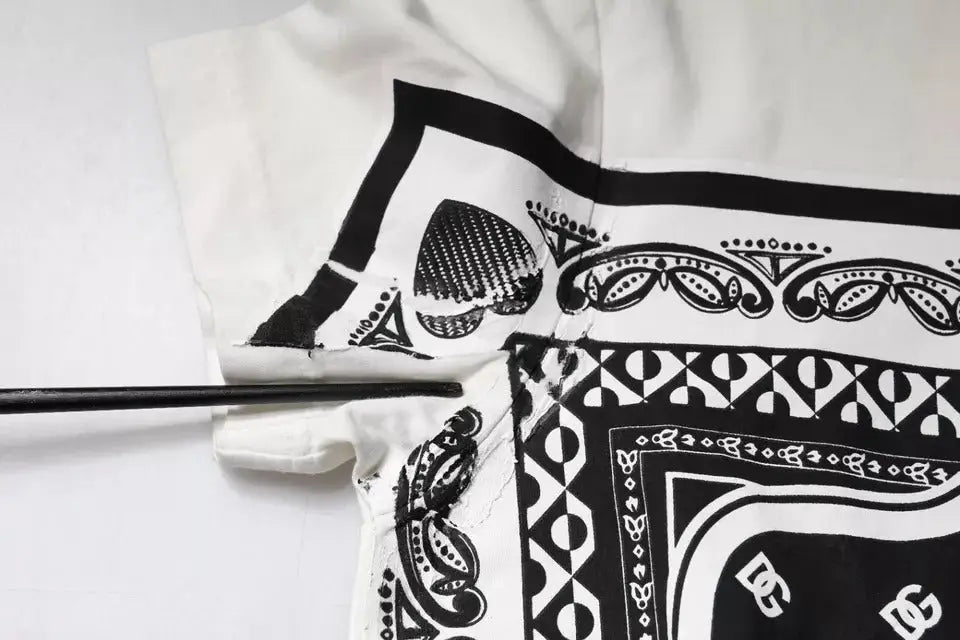 Dolce & gabbana t-shirt manches courtes en coton blanc avec imprimé bandana noir et blanc motifs géométriques et floraux