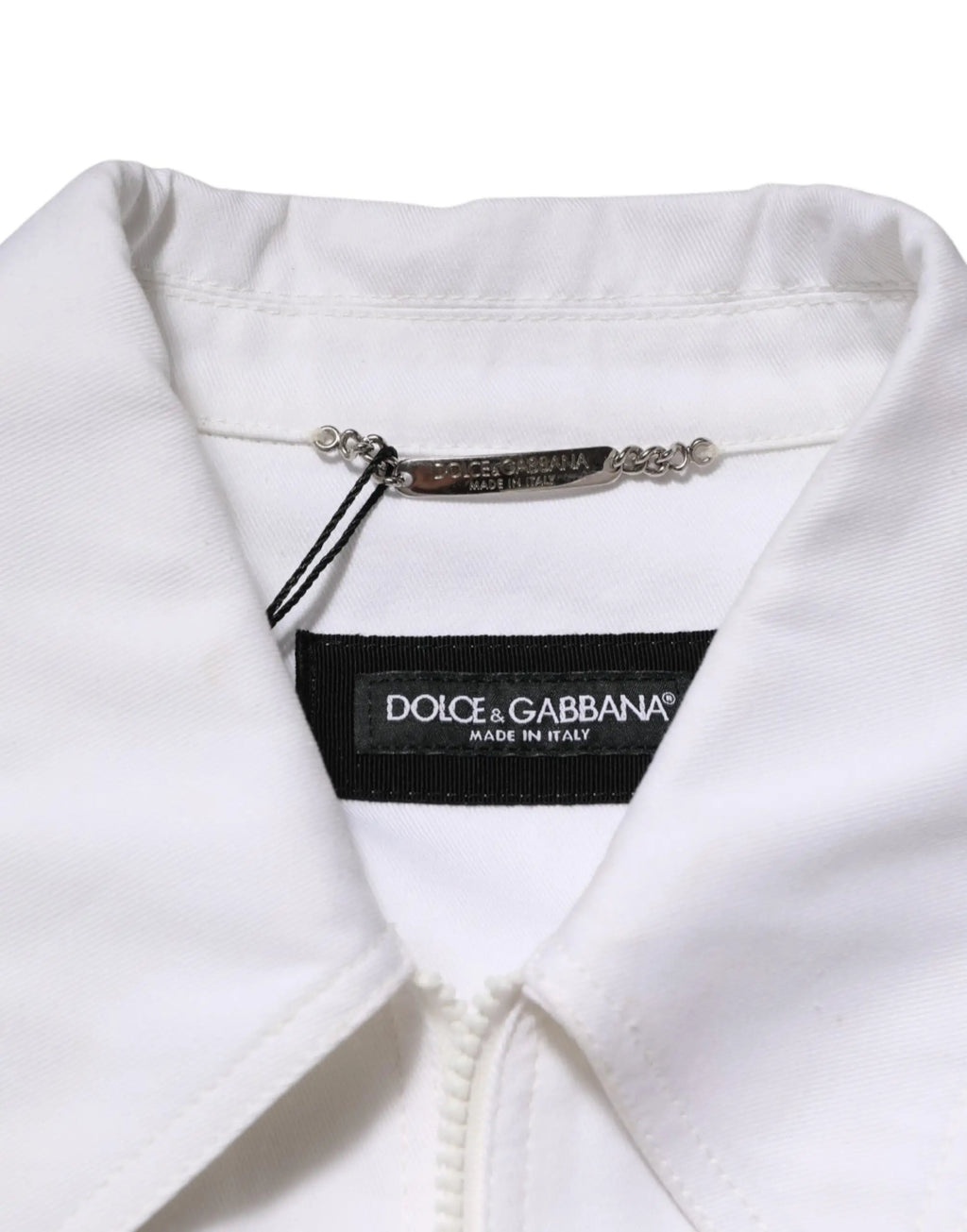 Col blanc dolce & gabbana avec col de chemise, étiquette noire de marque et plaque métallique argentée