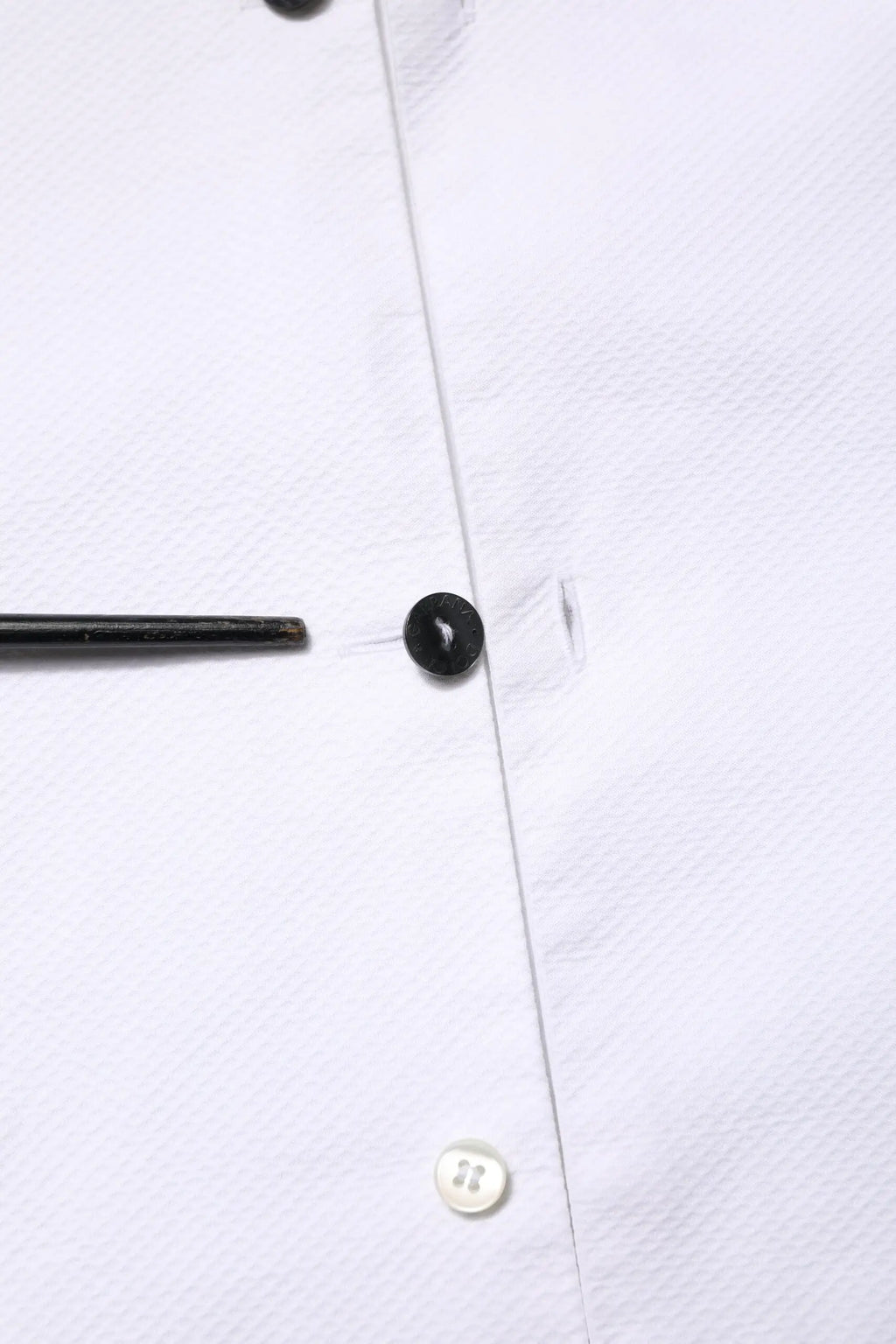Bouton noir sur chemise blanche en popeline de coton dolce & gabbana pour homme habillé avec bib doré