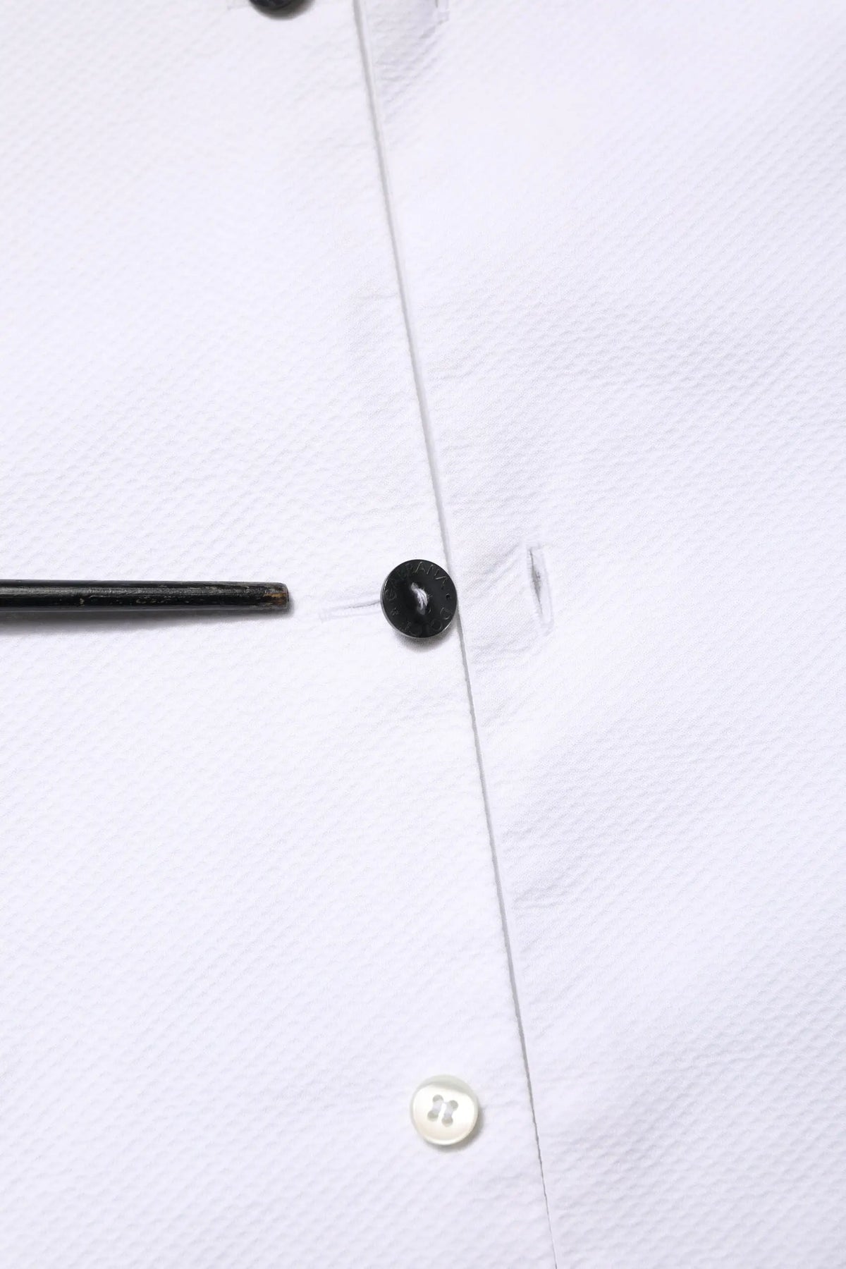 Bouton noir sur chemise blanche en popeline de coton dolce & gabbana pour homme habillé avec bib doré
