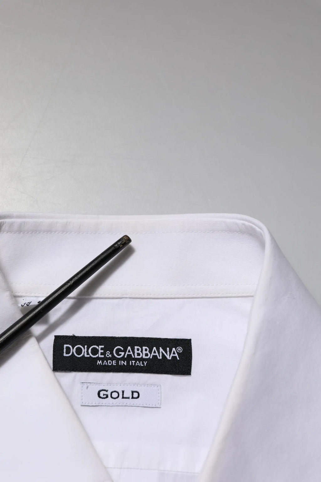 Chemise homme blanche dolce gabbana en popeline de coton avec col blanc et étiquette dorée pour tenue formelle